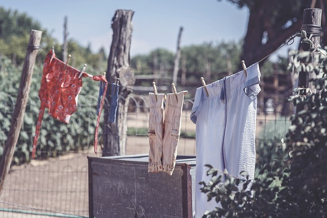 Ubranka niemowlęce na lince do suszenia prania