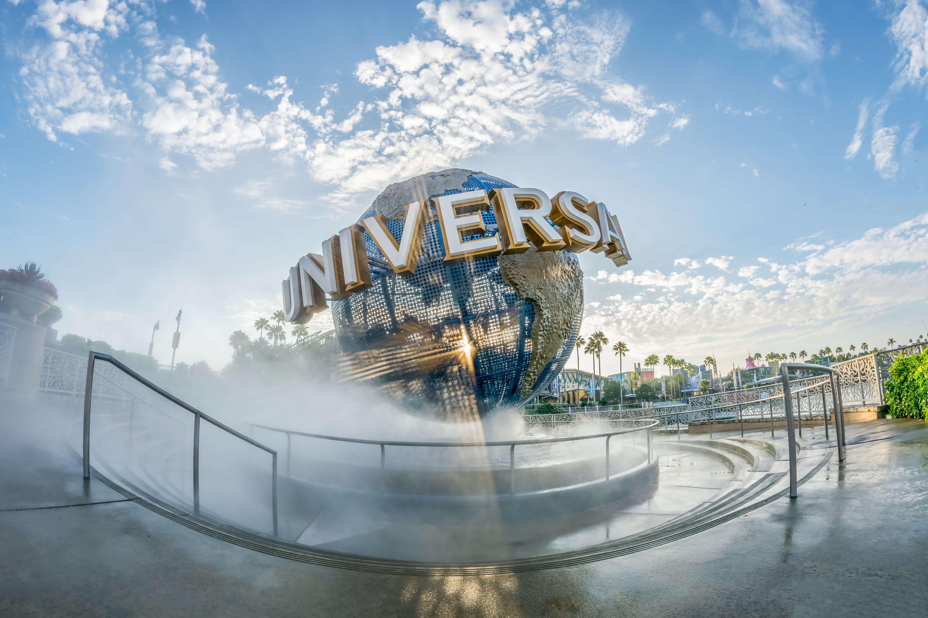 Universal Studios front
    entrance sign