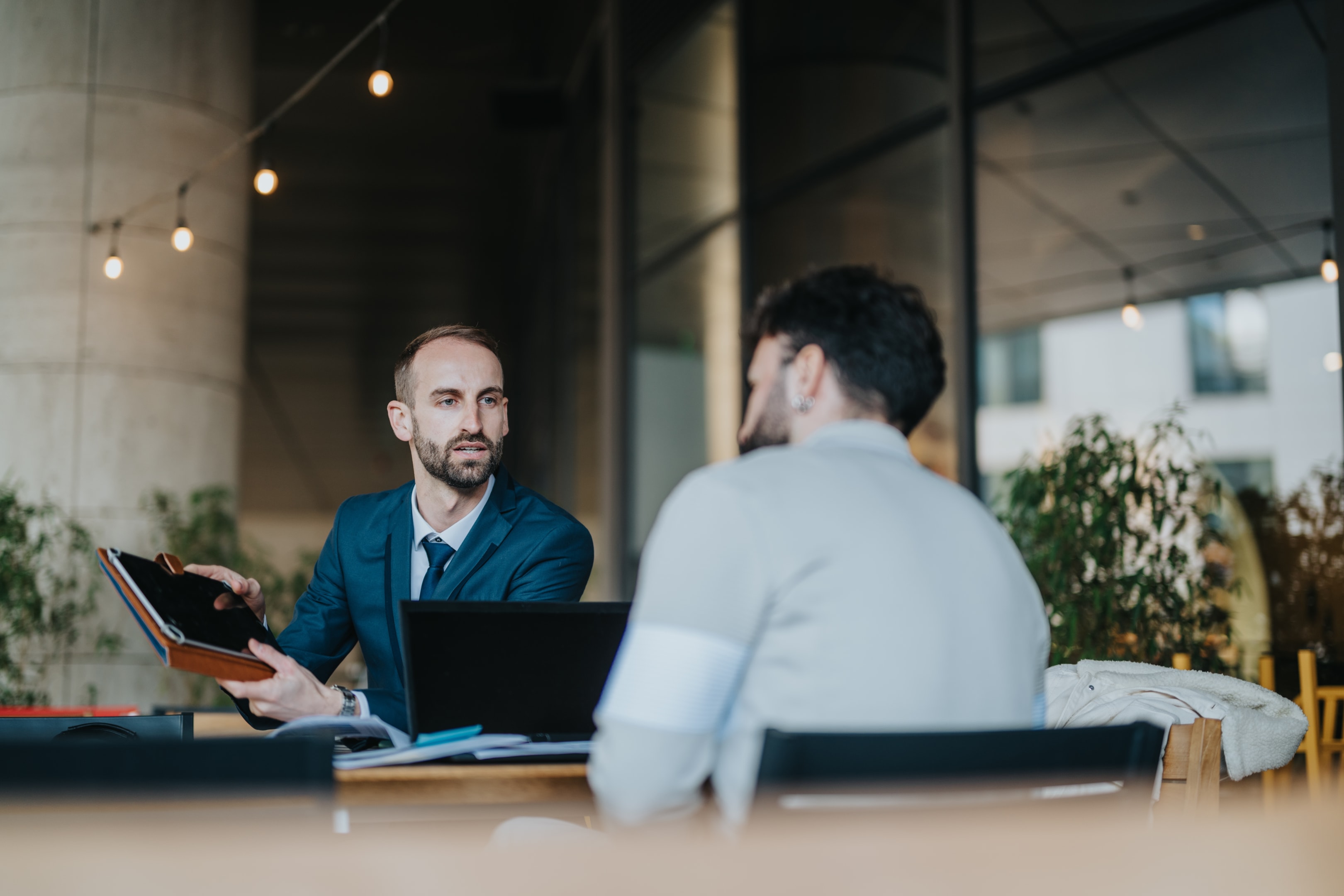 monitorowanie wyników sprzedaży i omawianie ich przez zespół