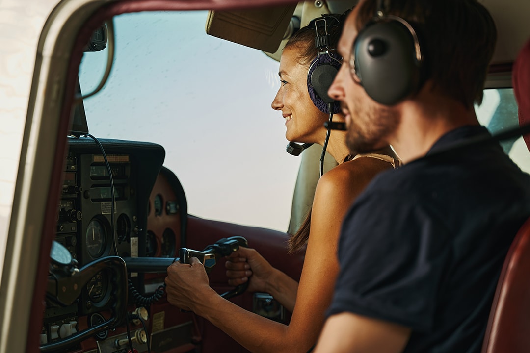 pilot view inside Cessna 172r training cockpit
