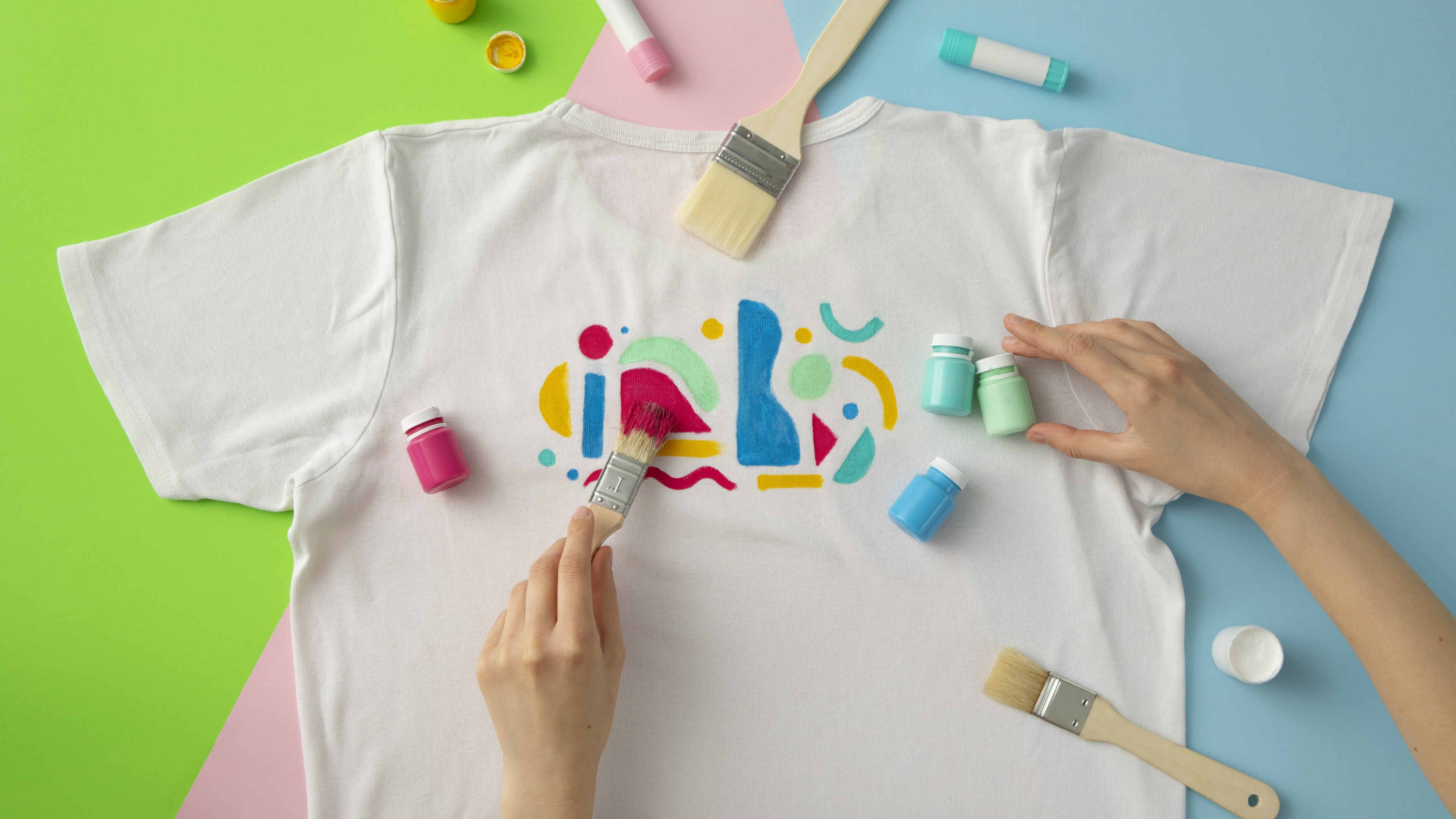 Na zdjęciu malowanie na białej koszulce.