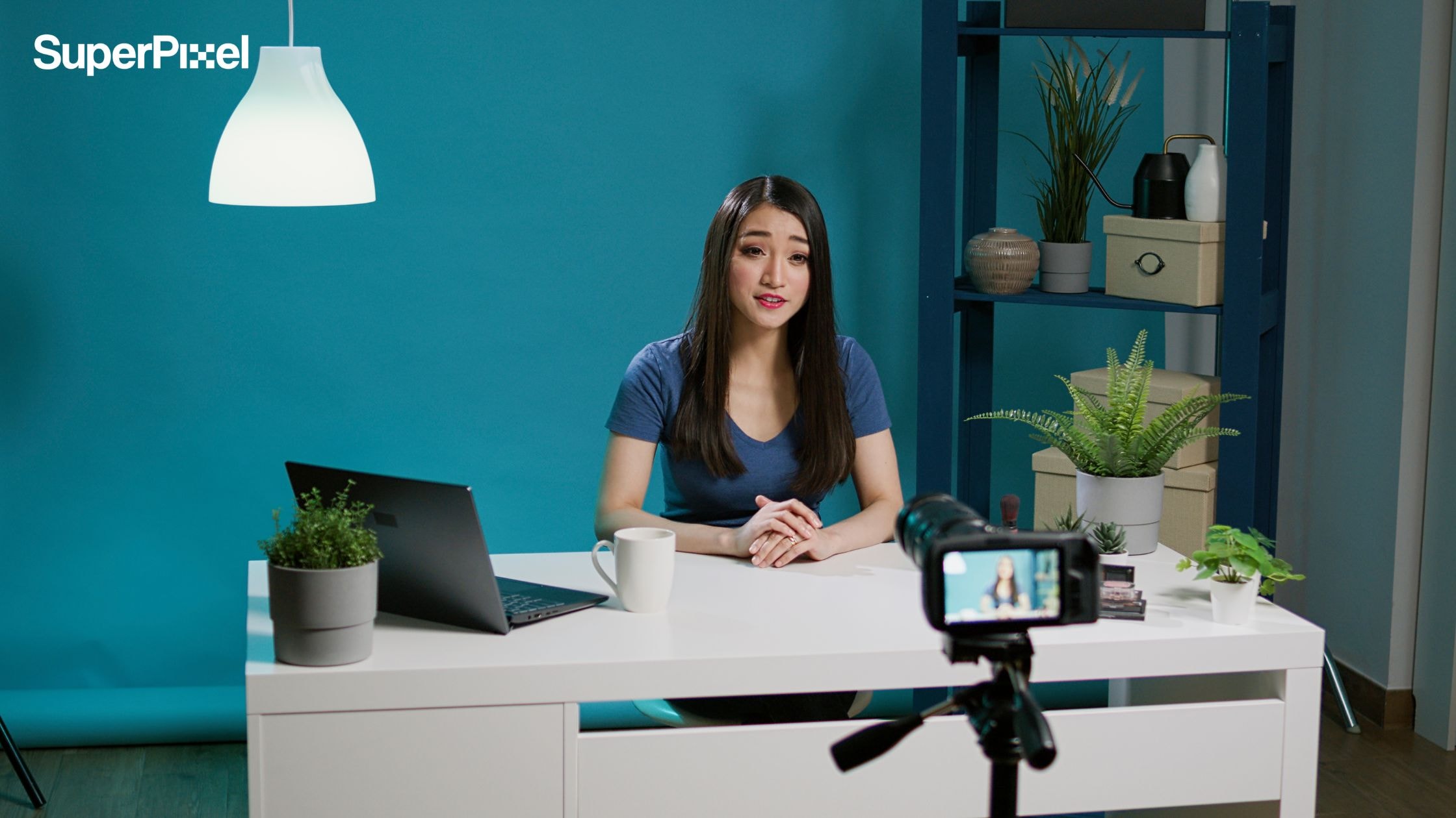 Capturing a personal moment during the filming of a company introductory video (dok.freepik/ DC Studio)