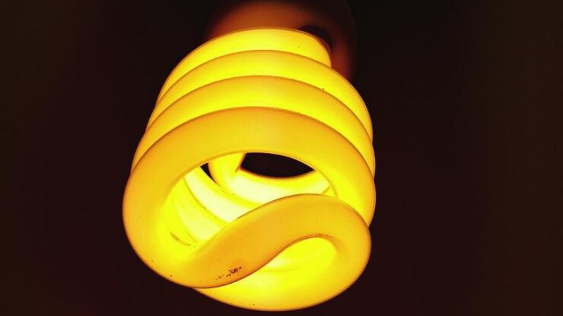 An ilder MH bulb turning to yellow and degrading image quality