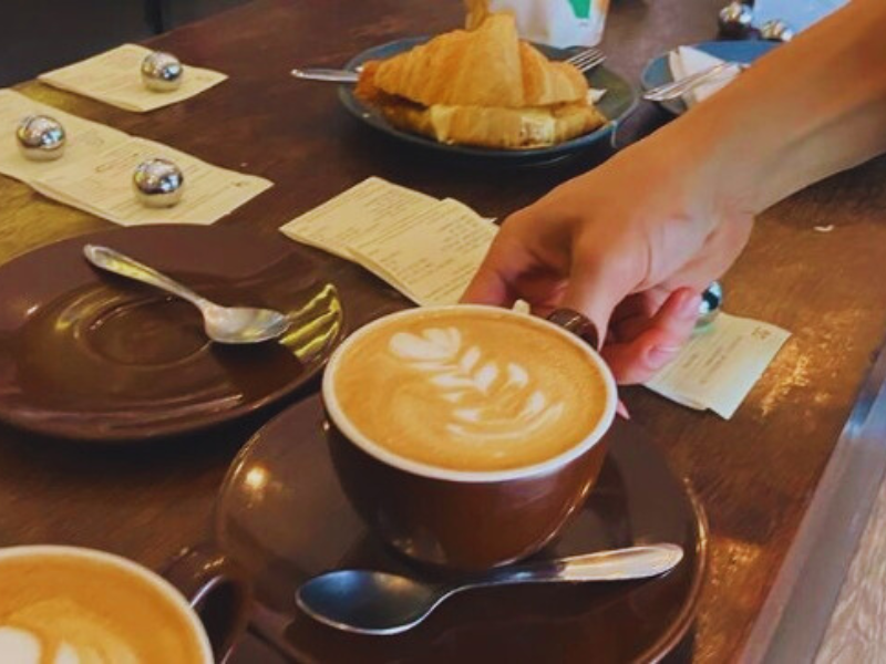 Bebida e latteart em balcão da cafeteria Academia do Café em Belo Horizonte. Imagem: Reprodução Instagram.