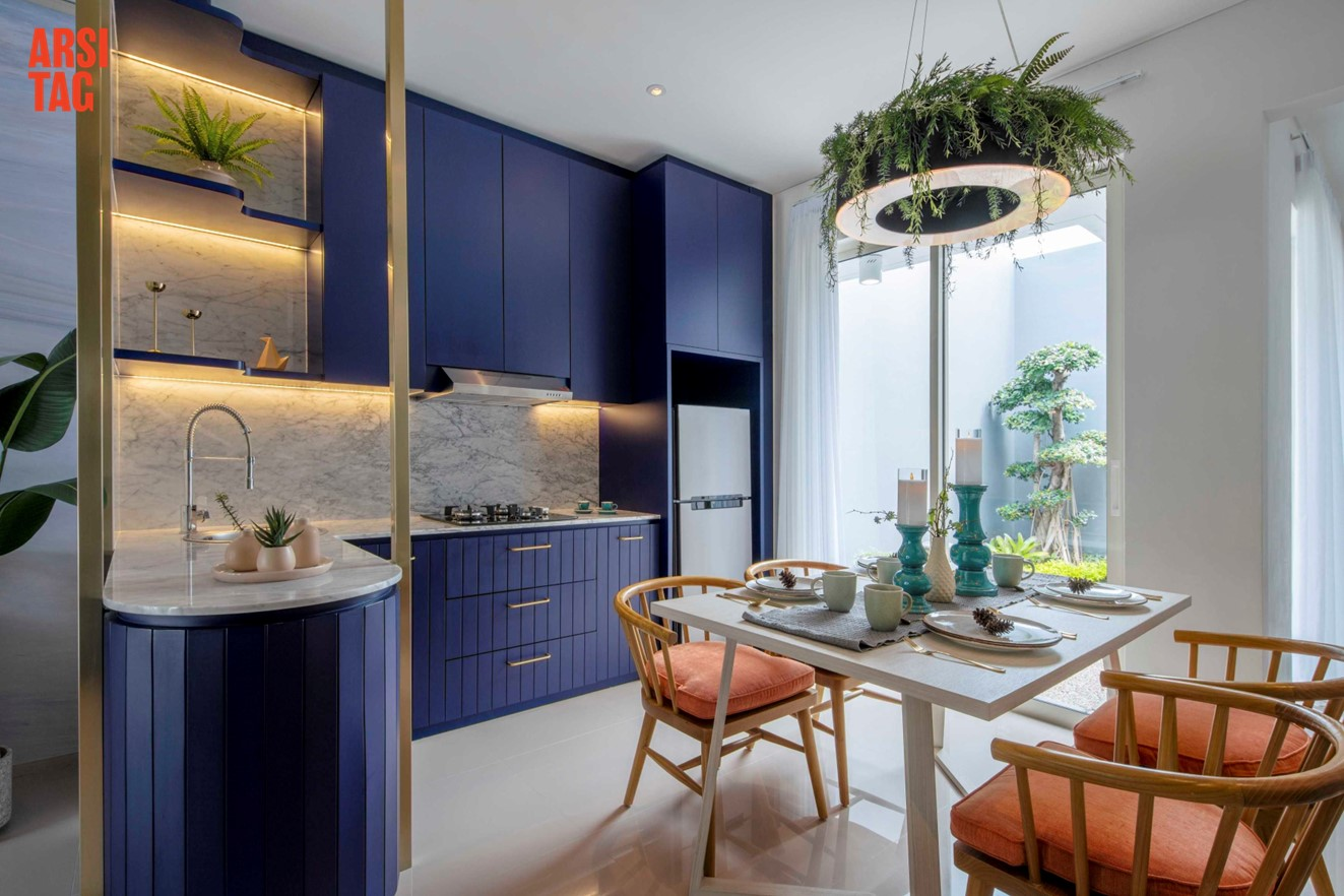 Penggunaan warna navy pada interior dapur bersanding cantik dengan motif marmer abu-abu, karya D+sign Studio via Arsitag