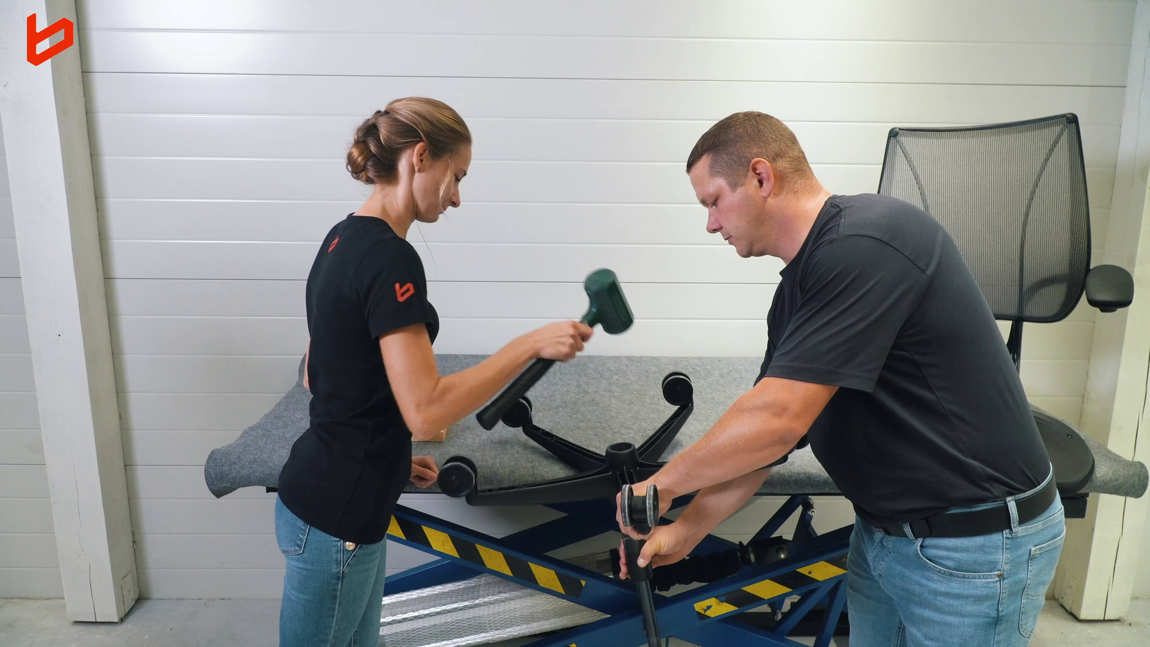 Czy warto kupić używany fotel biurowy? Największe fakty i najgroźniejsze mity 8 Wymiana siłownika w fotelu obrotowym. Źródło: Brastech