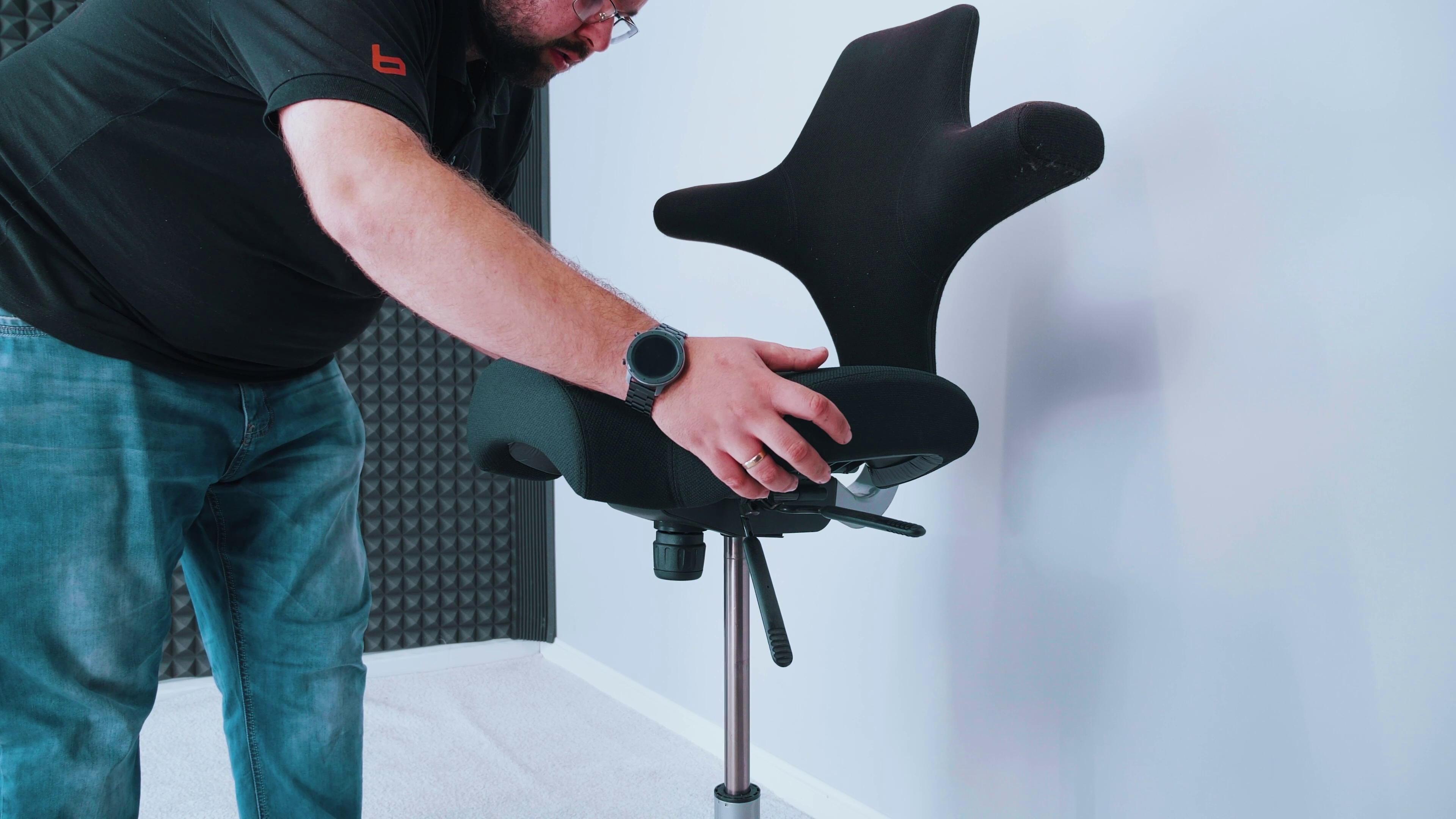 Czy warto kupić używany fotel biurowy? Największe fakty i najgroźniejsze mity 5 Wymiana siedziska w Hag Capisco. Źródło: Brastech