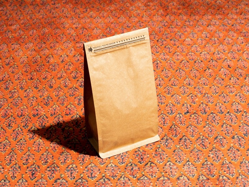 Sealed, durable paper bags made of kraft paper. Secure, tear-off seal ensure that everything in the bag stay safe and organized. These bags are designed for for packaging food products, like coffee, tea, snacks, or specialty items. The eco-friendly bag combines durability with convenience for ensuring convenience. 