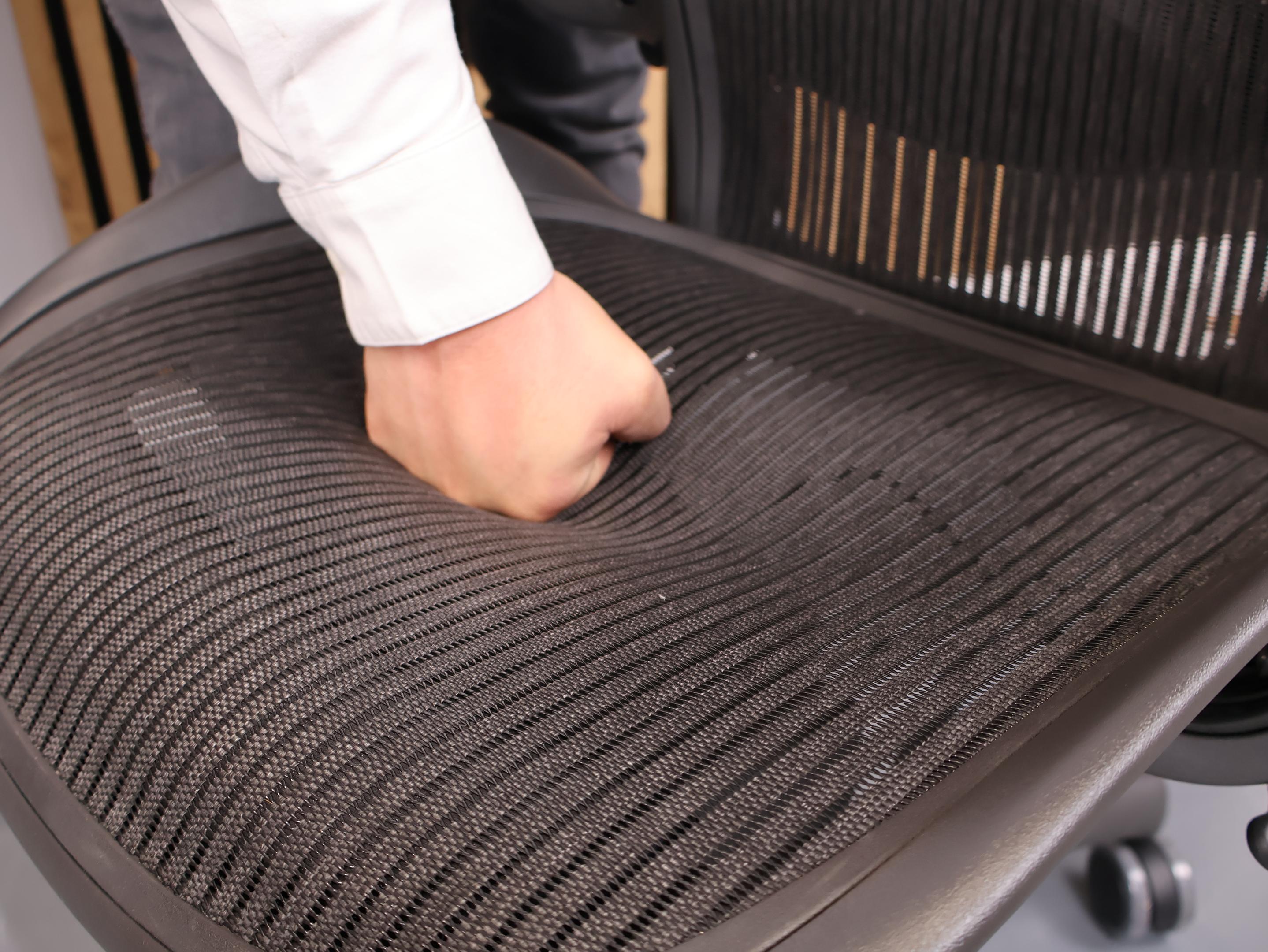 Herman Miller Aeron Classic – kompletna recenzja. Czy to naprawdę jeden z najlepszych foteli biurowych? 8 Sprężystość siatki w Herman Miller Aeron Classic. Źródło: Brastech
