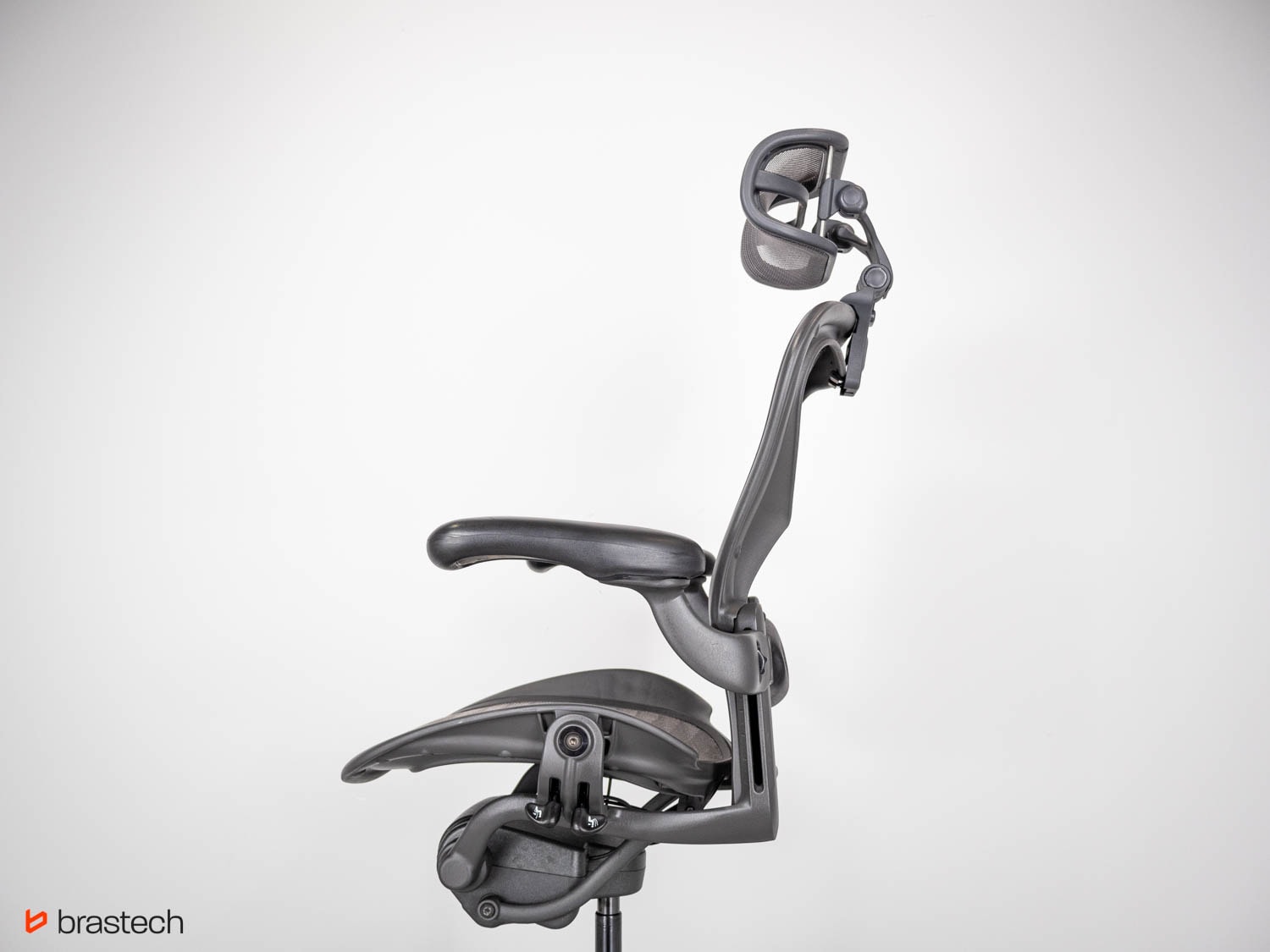 Fotel biurowy Herman Miller Aeron z zagłówkiem. Źródło: Brastech