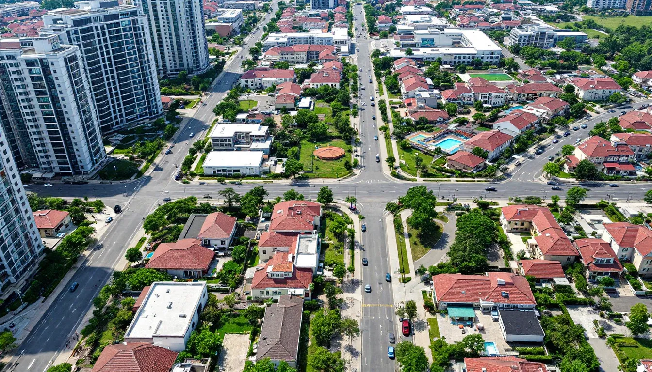 Uma vista aérea mostra um desenvolvimento urbano planejado, destacando diferentes tipos de construção, como edifícios residenciais e comerciais, integrados em um layout organizado. Essa imagem ilustra a complexidade do processo de avaliação imobiliária e a viabilidade técnico-econômica de projetos de incorporação imobiliária.
