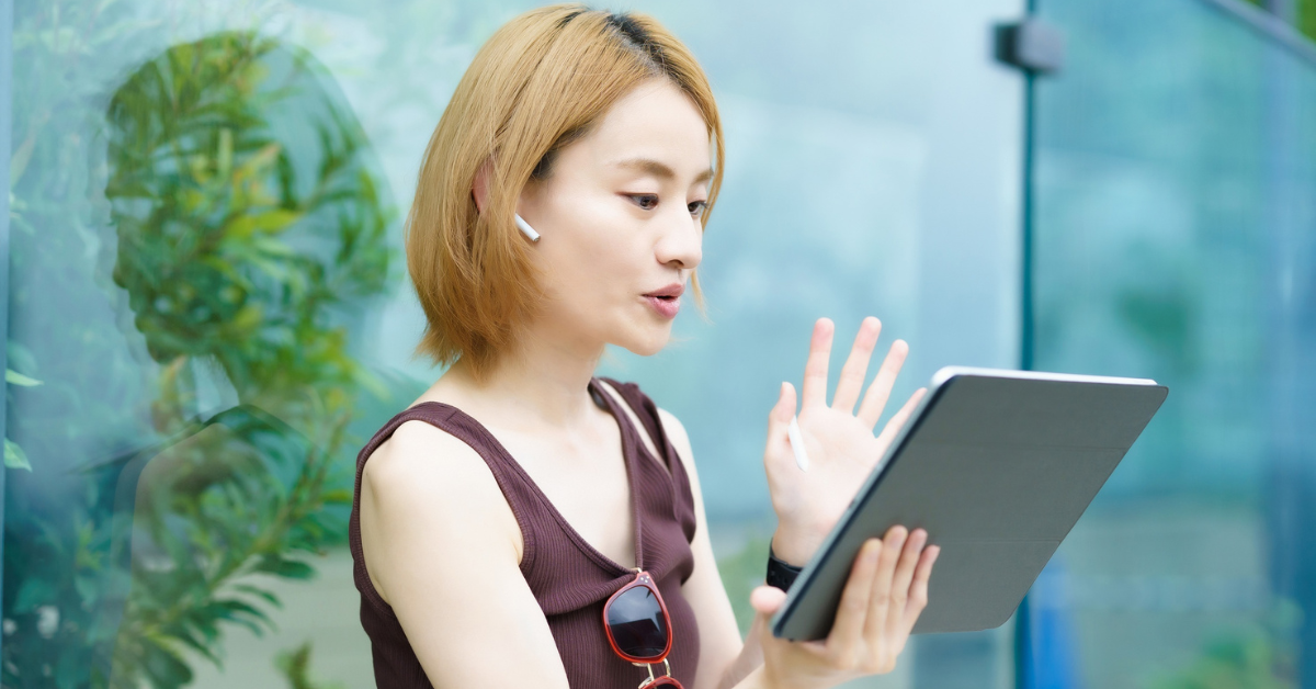 A woman on a video call, discussing the income threshold for filing taxes