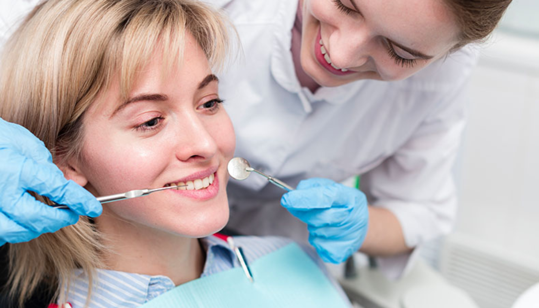 Hull i Tennene: Det Starter Lite, Men Slutter Stort 18 Tannlege undersøker pasientens tenner med speil og sonde under en rutinemessig tannlegetime i klinikken.