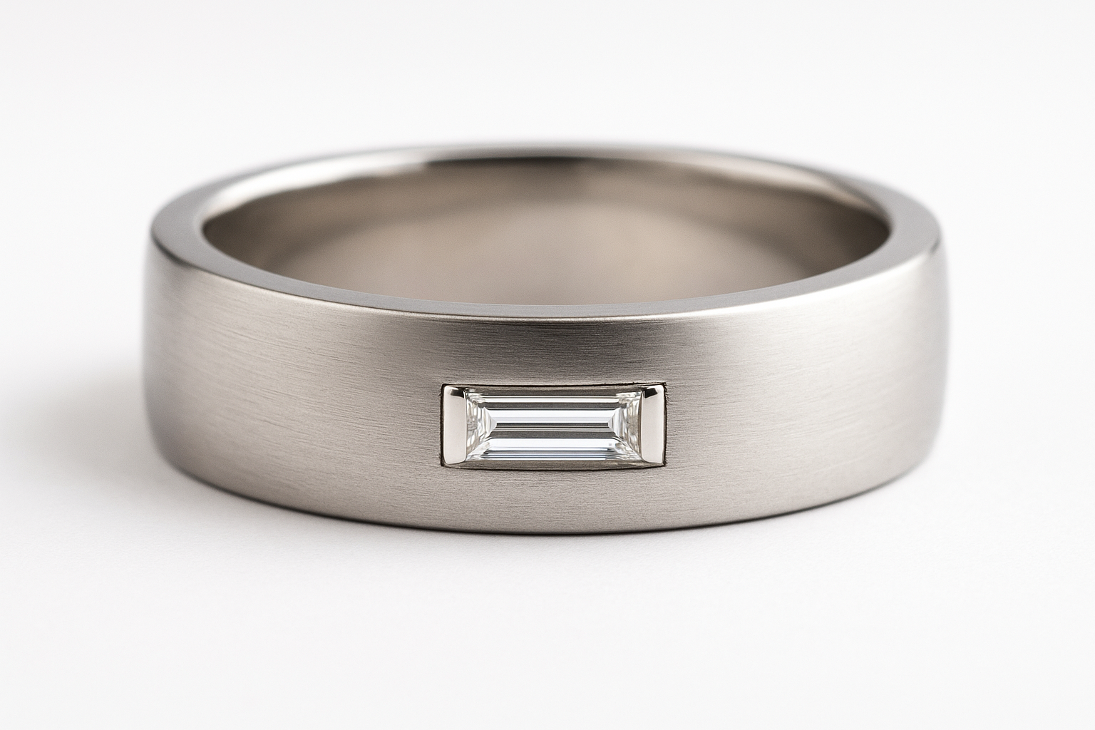 Vyriškas vestuvinis žiedas iš platinos su įgilintu baguette formos deimantu.