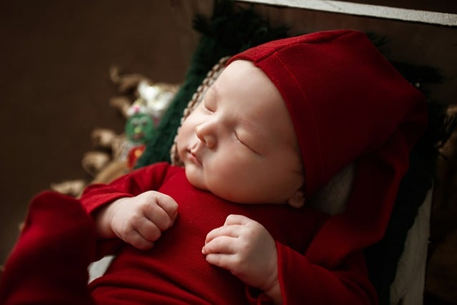 Świąteczne ubrany noworodek śpi