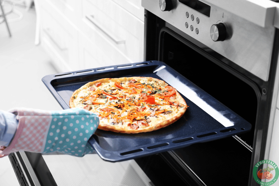 upieczona domowa pizza