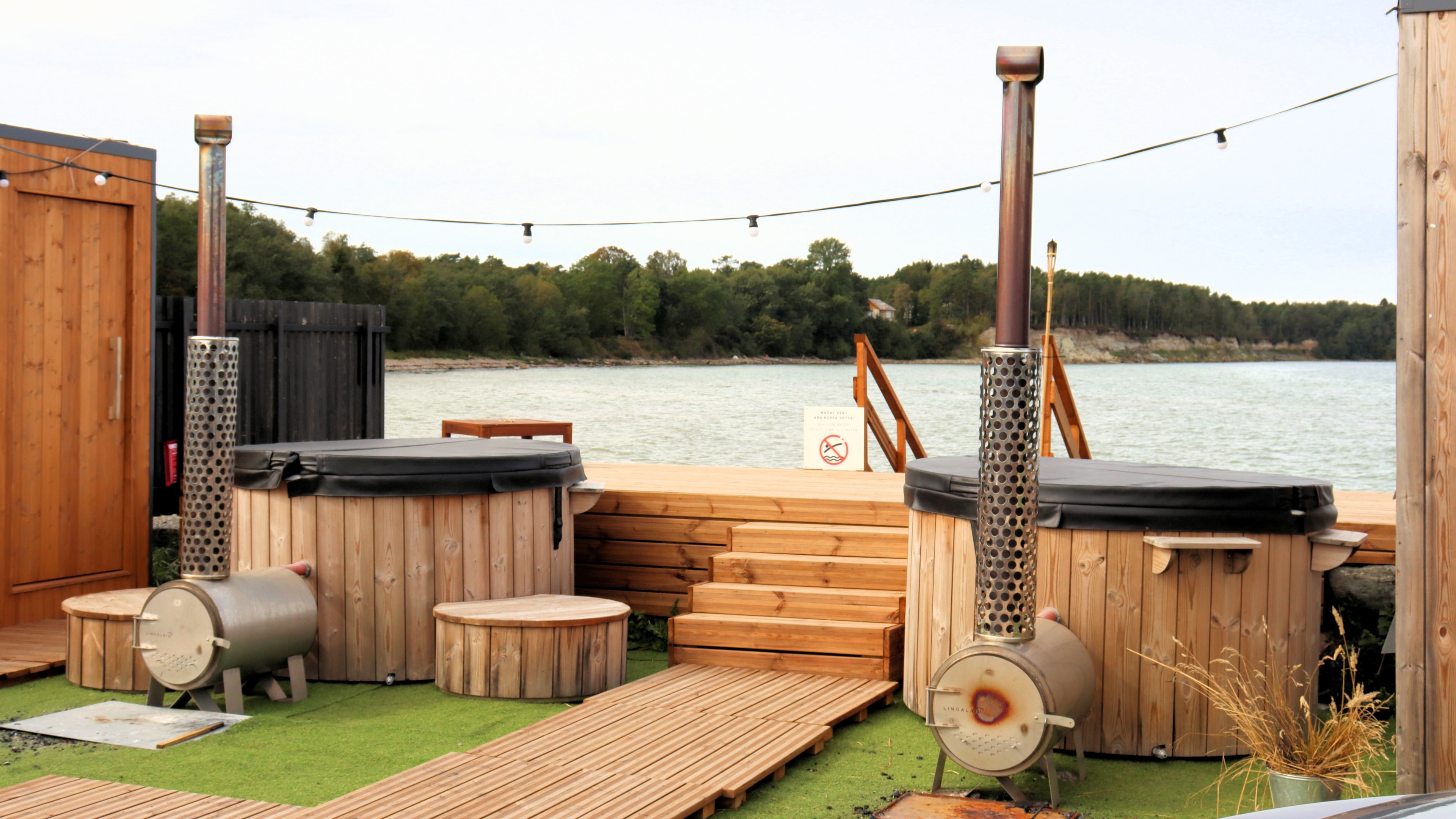 Na zdjęciu korzystanie z balii ogrodowej nad jeziorem.