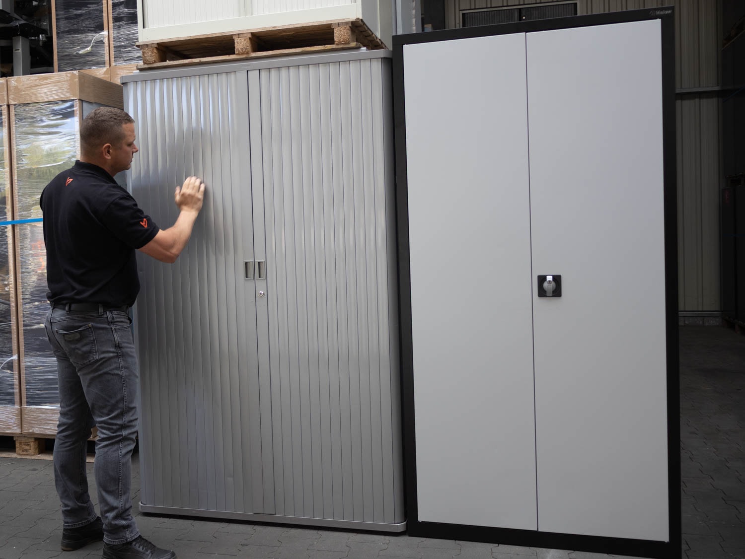 Szafa roletowa, a szafa dwudrzwiowa- jakie są różnice? 1 Różnice między szafami roletowymi a dwudzwiowymi. Źródło: Brastech