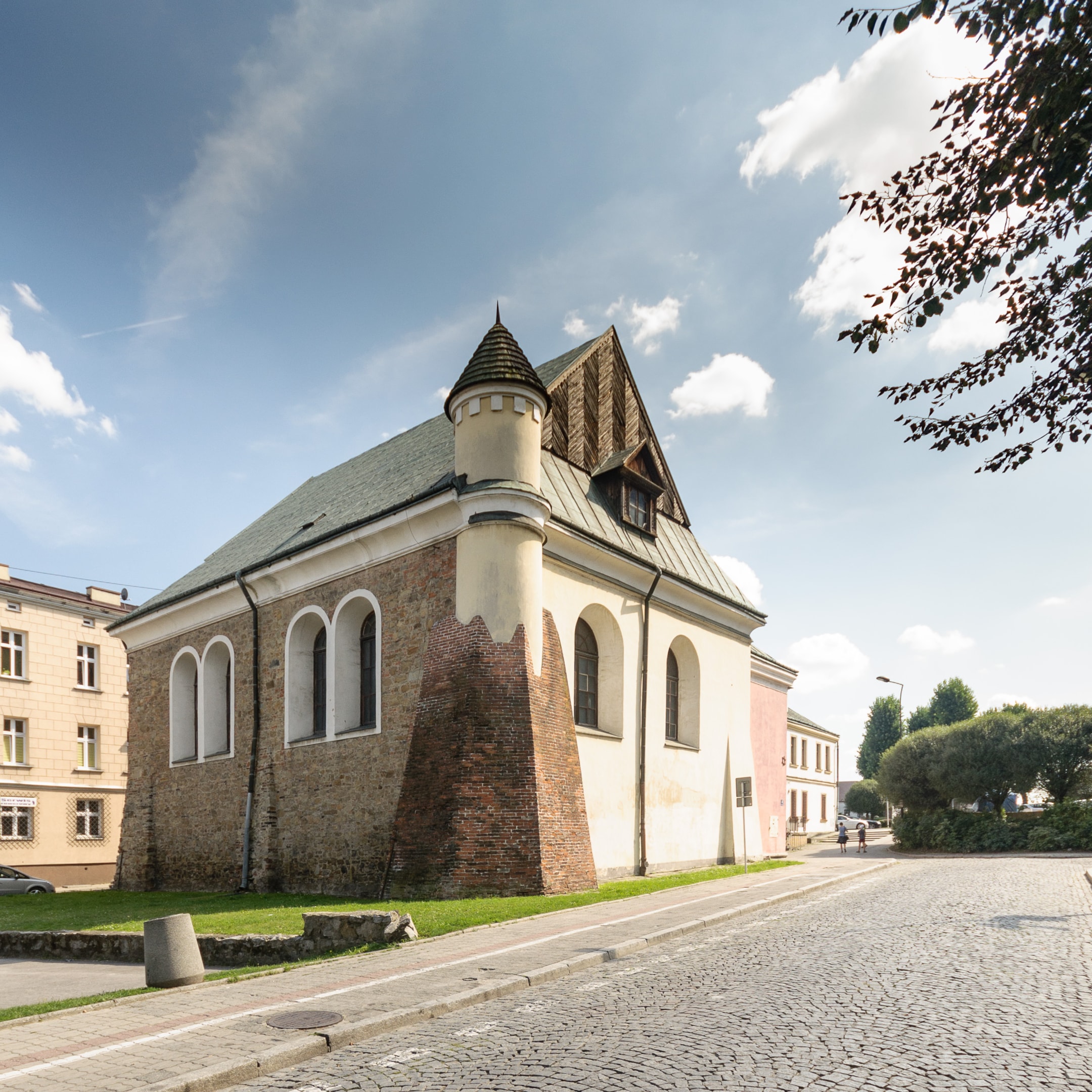 Synagoga Staromiejska w Rzeszowie (źródło: https://commons.wikimedia.org/wiki/File:Rzesz%C3%B3w,_Synagoga_Staromiejska_w_Rzeszowie_DZolopa_2019-08-17_152252_1333.jpg)