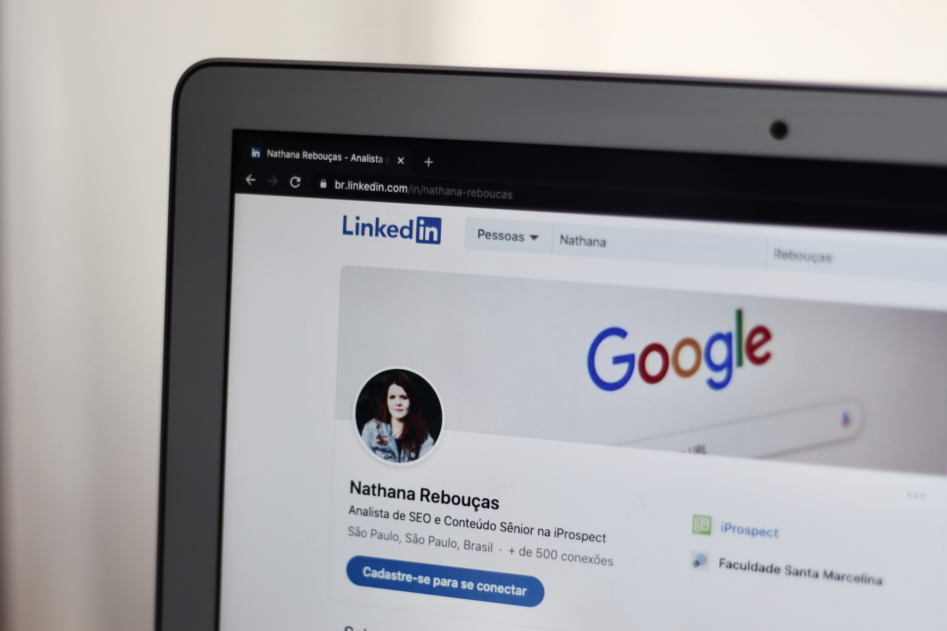 A professional LinkedIn profile picture - linkedin marketing for freelancers
