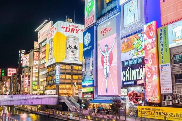 Digital Signage vs. Video Walls: An In-Depth Comparison 4 advantages and disadvantages of digital signage video walls