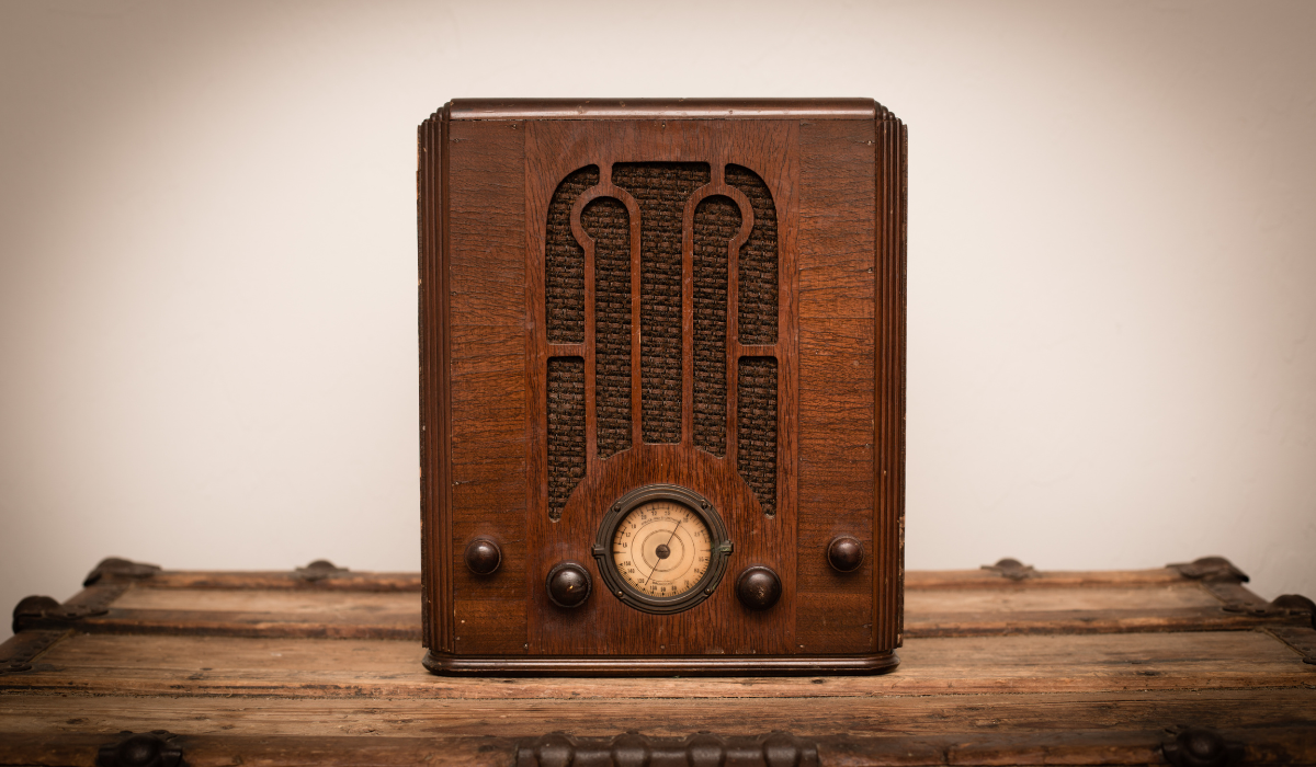 Art deco radio - walnut wood