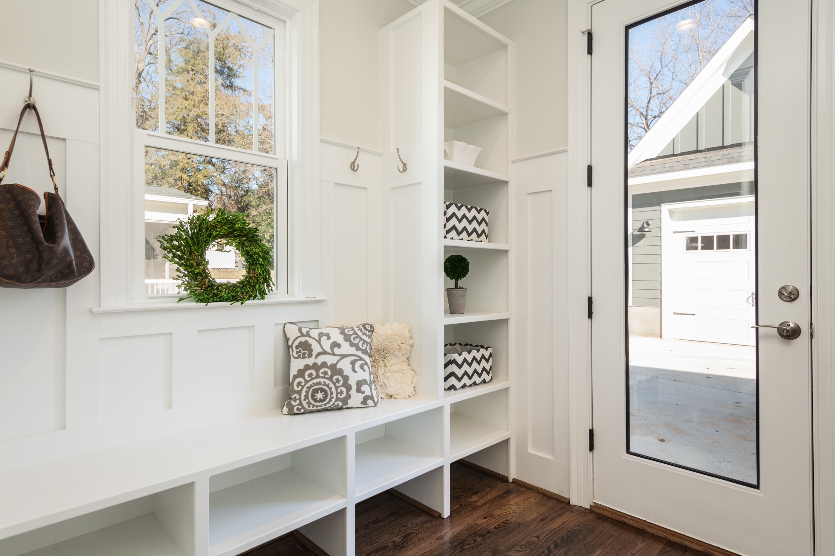 mudroom with decorative wreath and baskets