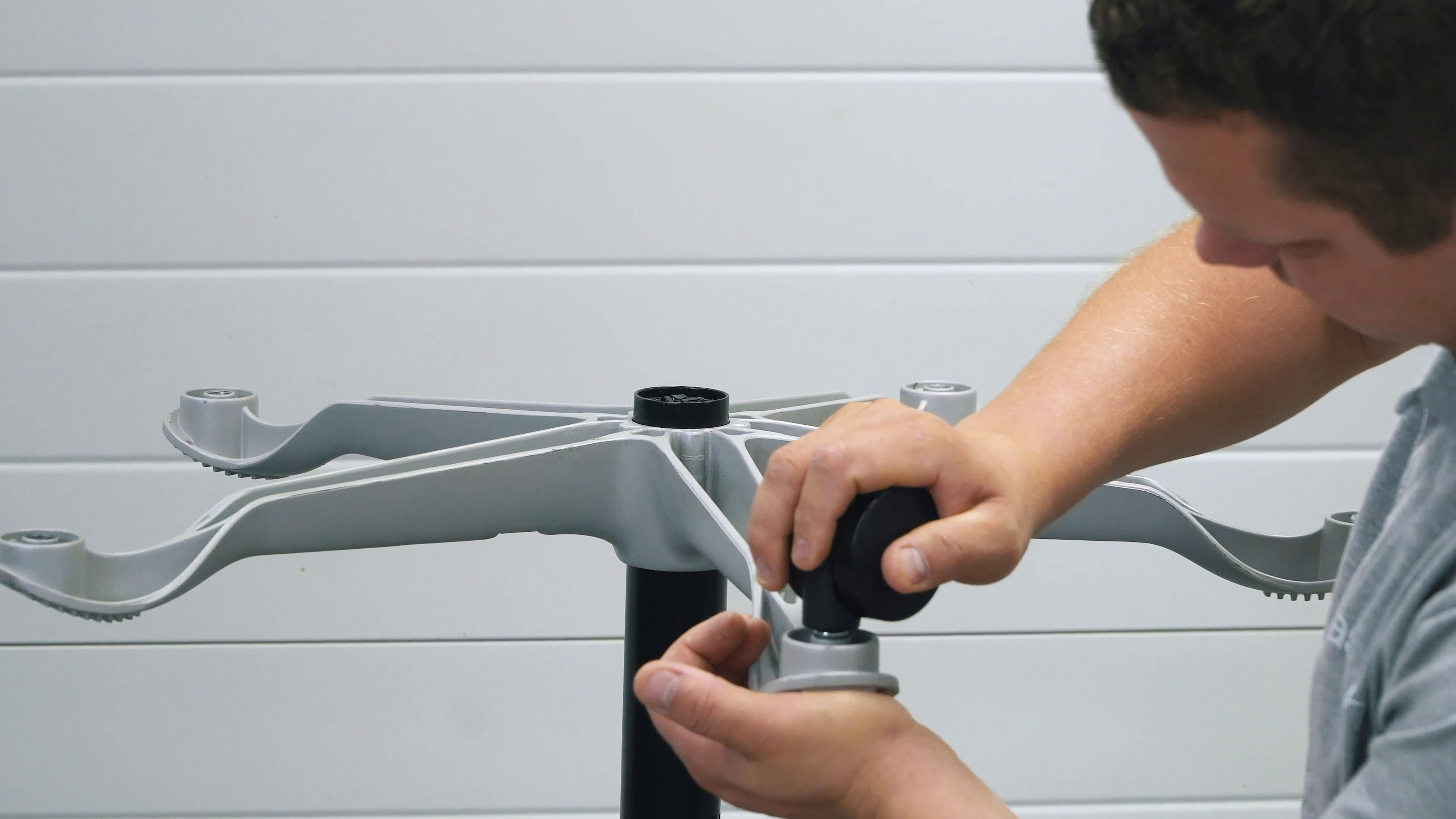 Czy warto kupić używany fotel biurowy? Największe fakty i najgroźniejsze mity 3 Montaż kółek w podstawie fotela. Źródło: Brastech