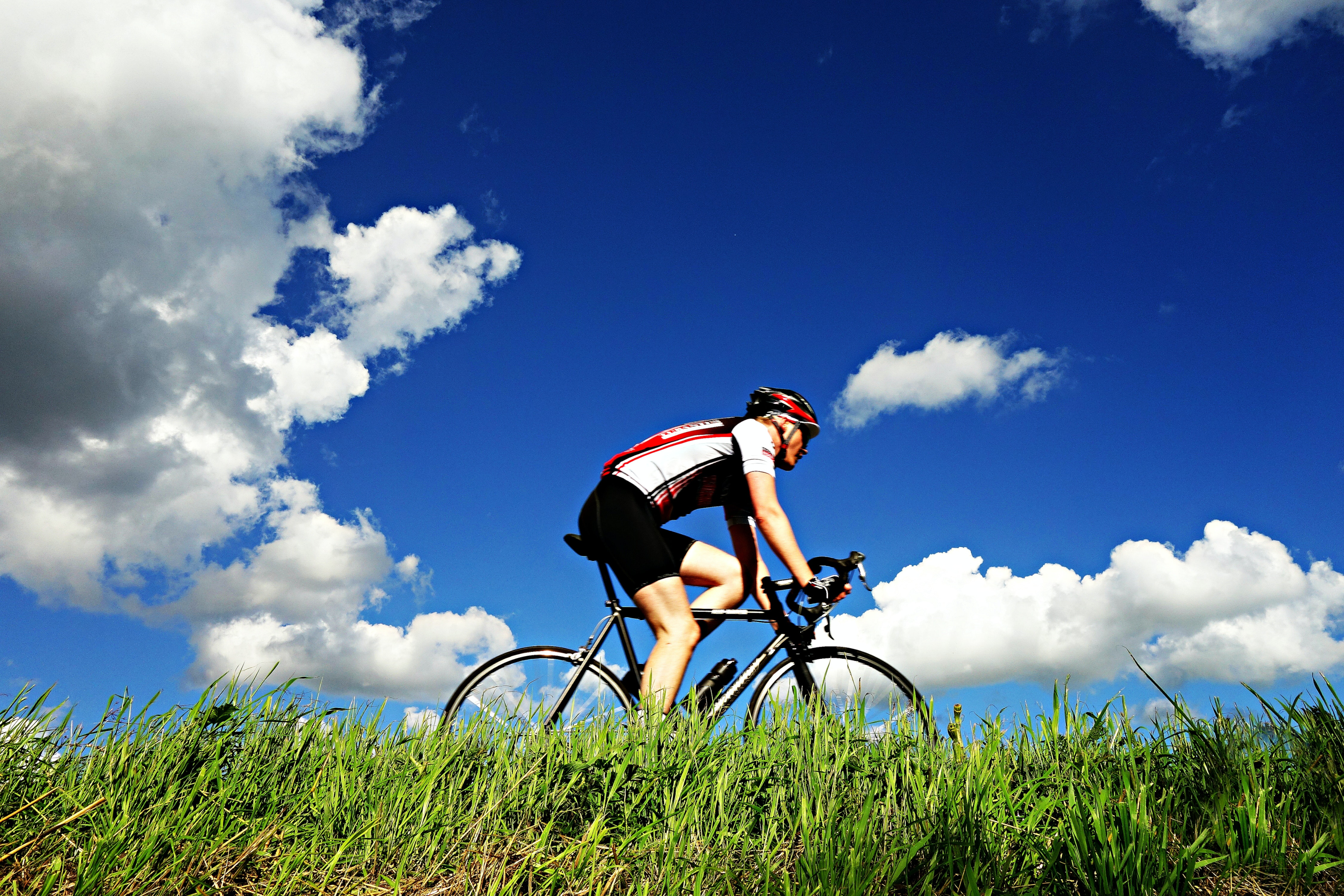 Cycling can be both a competitive sport and a low-impact recreational activity | Photo by Mabel Amber from Pexels