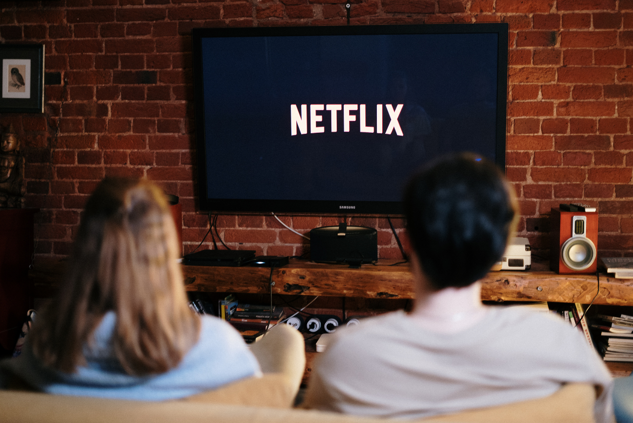 Para oglądająca Netflix na telewizorze Smart TV