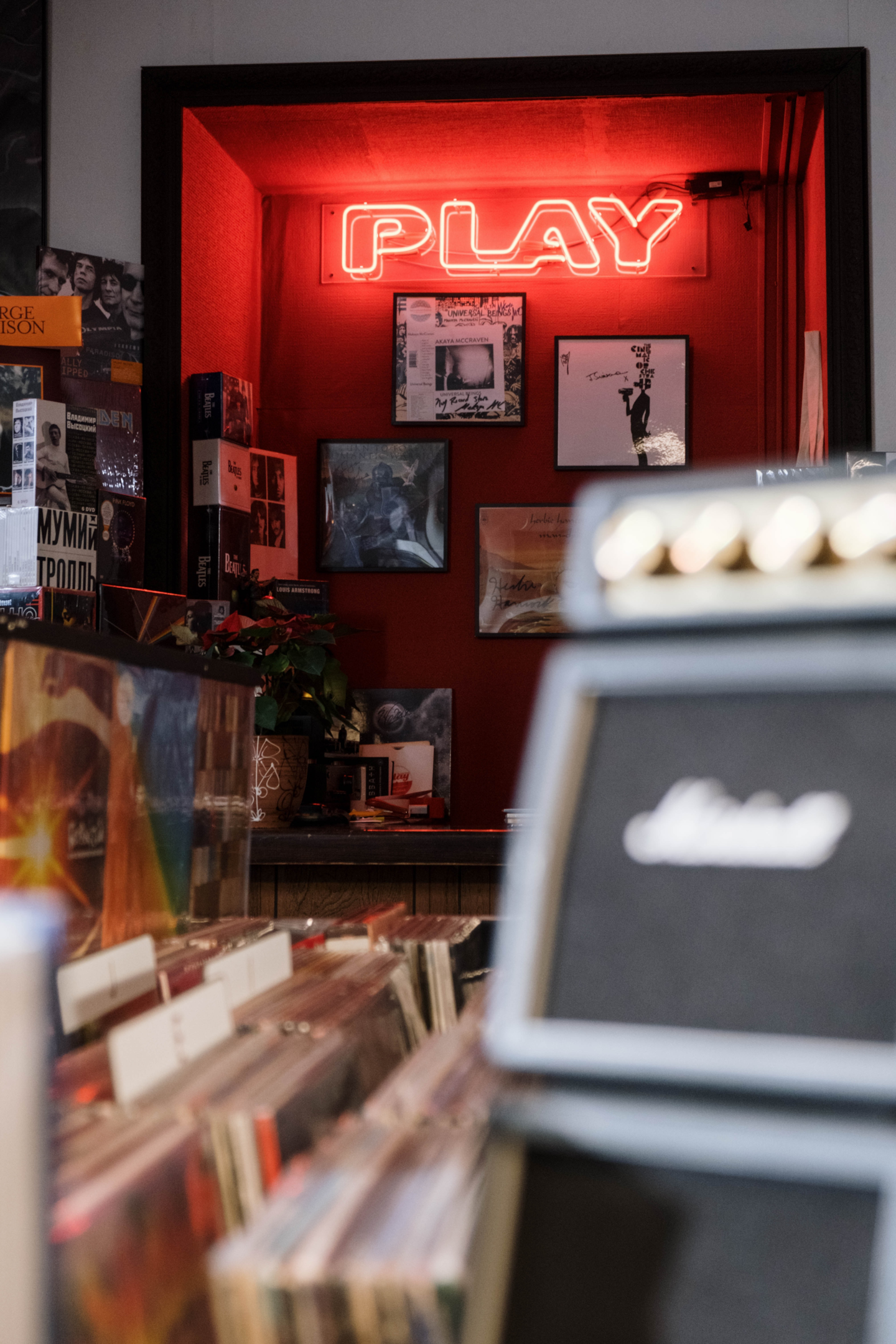 record shop, turntables, platters