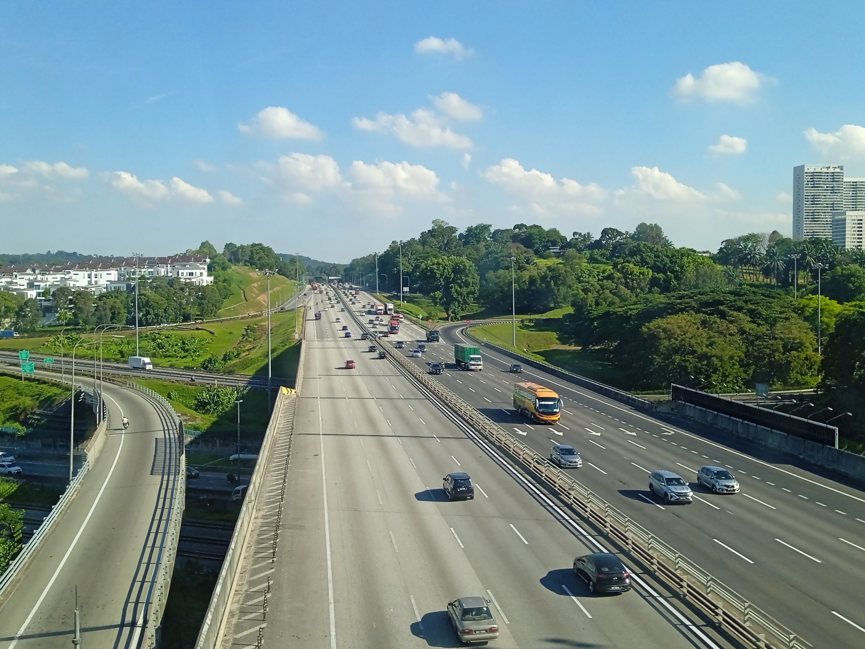 https://en.wikipedia.org/wiki/Malaysian_Expressway_System#/media/File:Sungai_Buloh_Interchange_(Exit_113),_NSE_20230529_165827.jpg