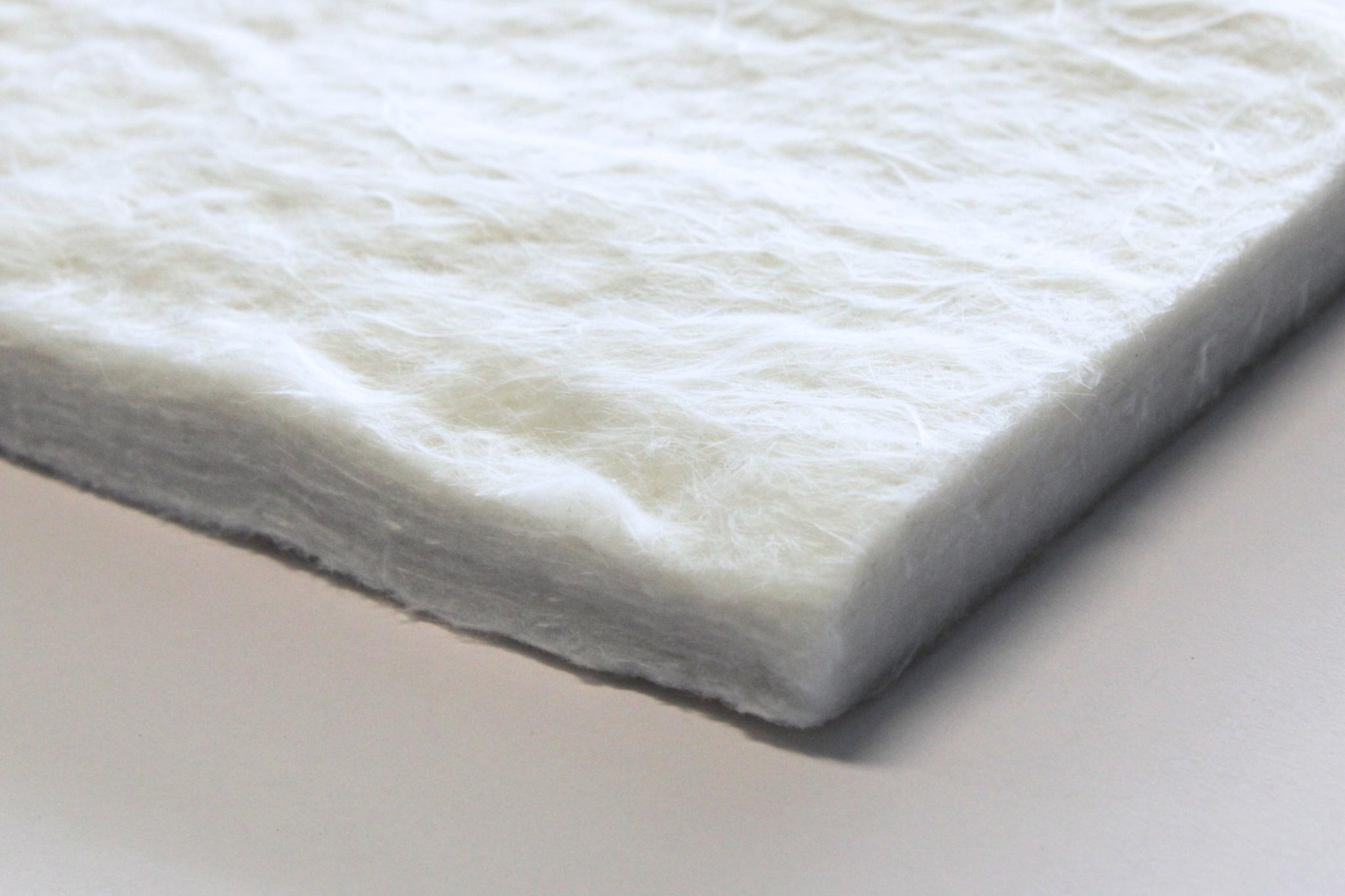 Een close-up van een flexibele aerogel isolatie deken die wordt behandeld, toont de dunne profiel en buigbare structuur van het materiaal. Deze aerogel isolatie, met zijn lage thermische geleidbaarheid en lichtste vaste stof eigenschappen, biedt een perfecte oplossing voor diverse toepassingen in de bouw en ruimtevaart.