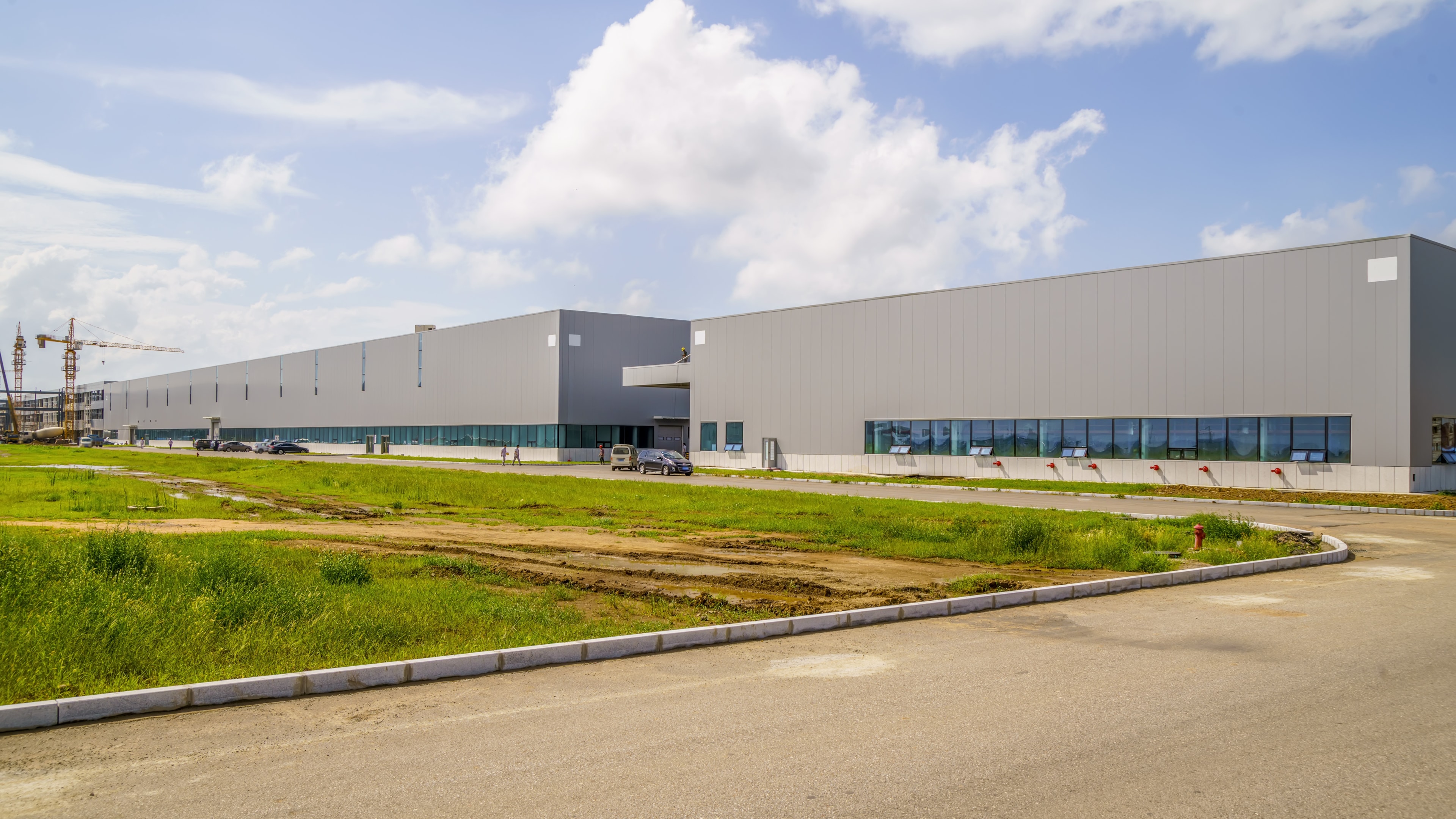 Nowoczesna hala produkcyjna z dalszej odległości.