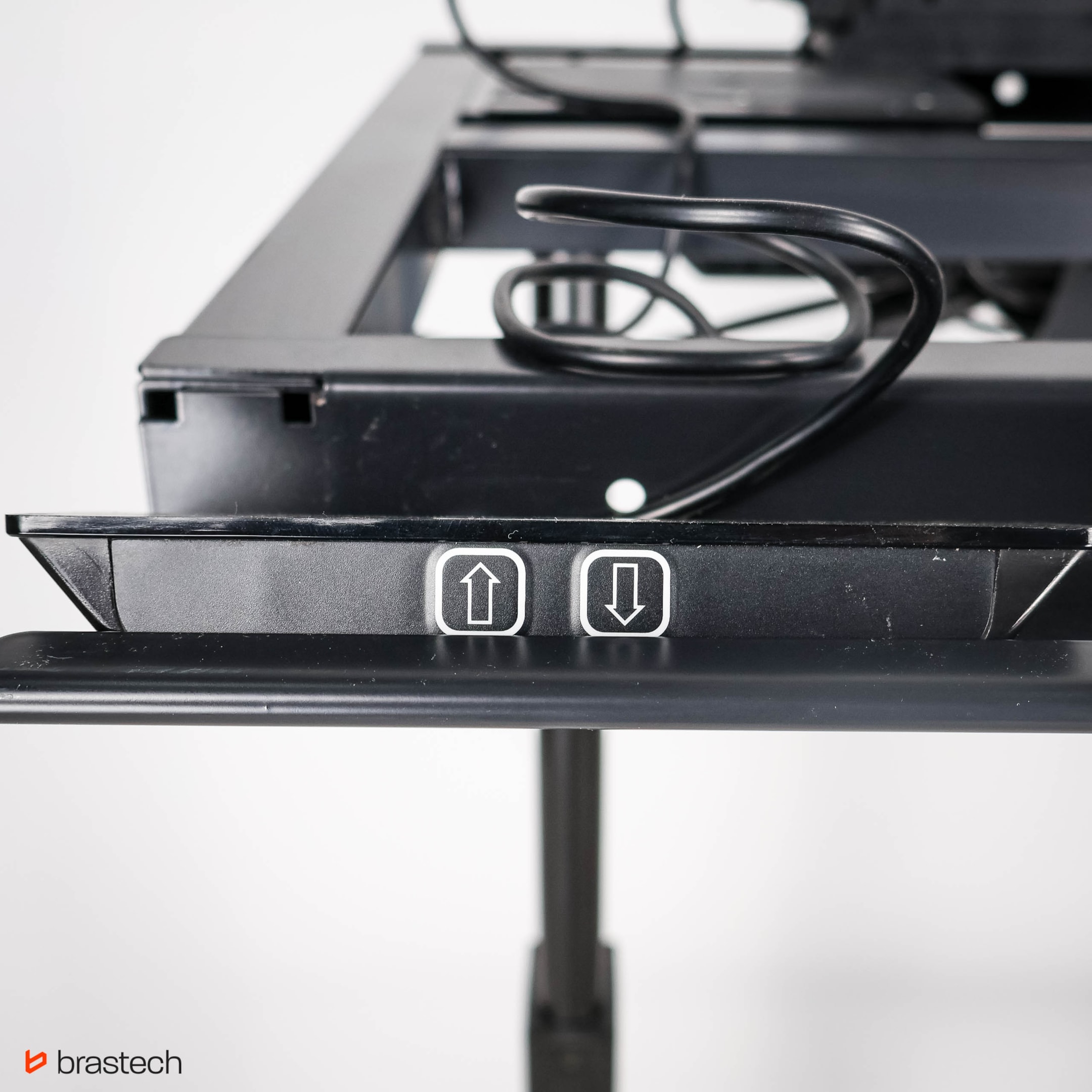 Recenzja biurka Aspa z mechanizmem Linak – biurko elektryczne, które spełni Twoje oczekiwania. 5 Kontroler wysokości Linak. Źródło: Brastech