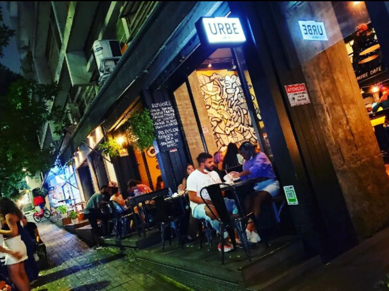 Vista noturna do Urbe Café Bar em São Paulo. Foto: Reprodução/instagram.com/urbecafebar/