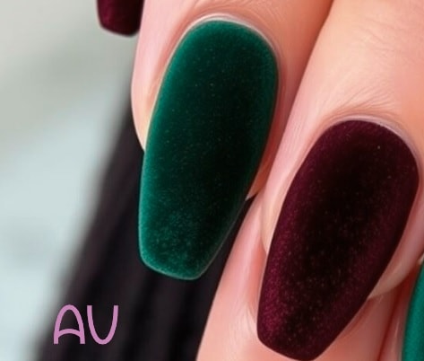 unghie di velluto verdi e borgogna