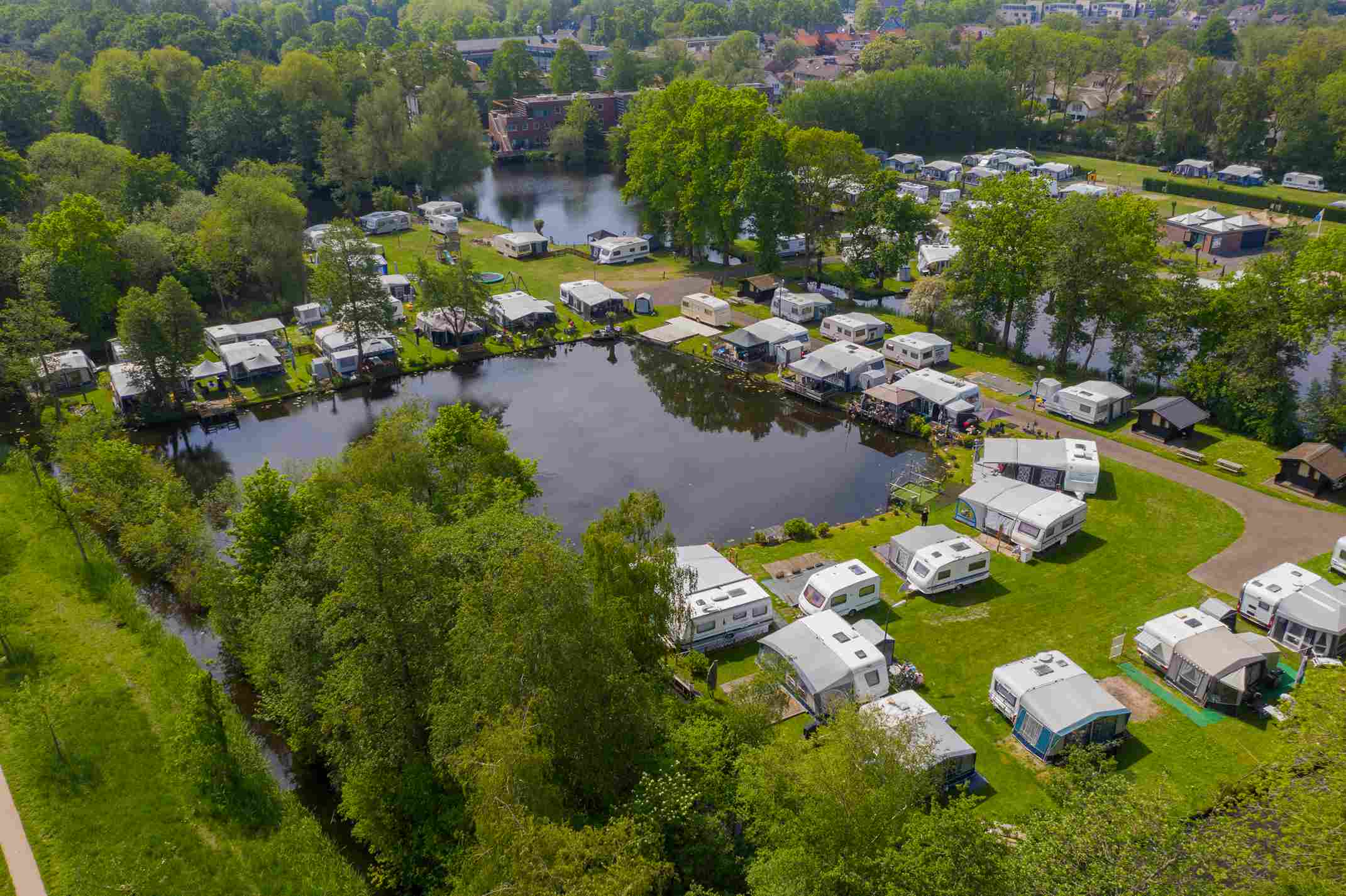 Blick von oben auf einen Campingplatz