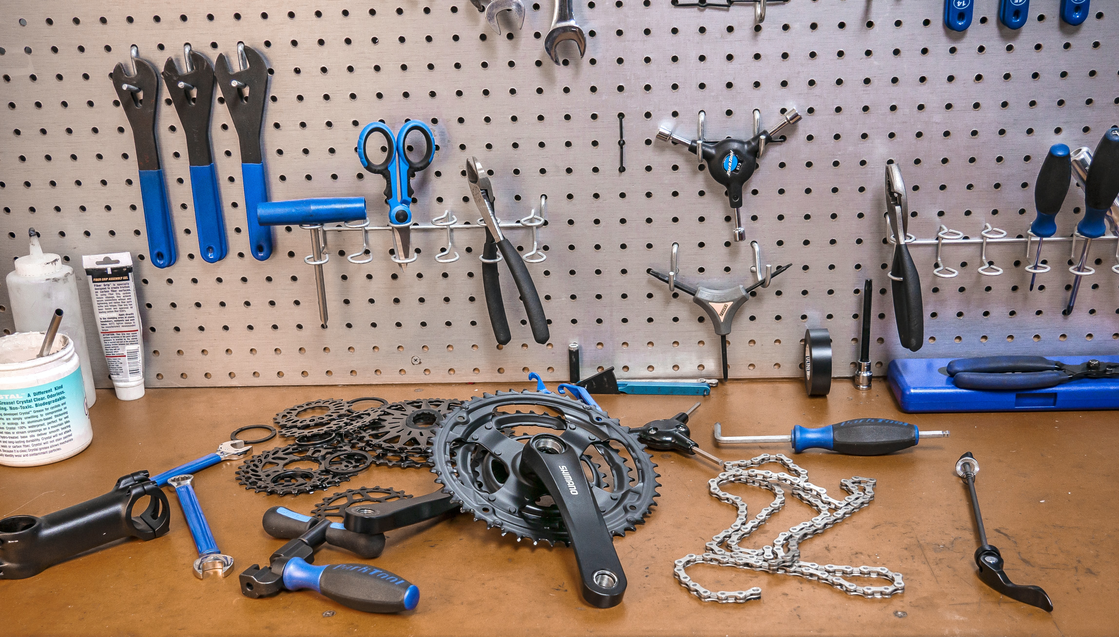 Parede de oficina com peças para montagem e reparo de bike