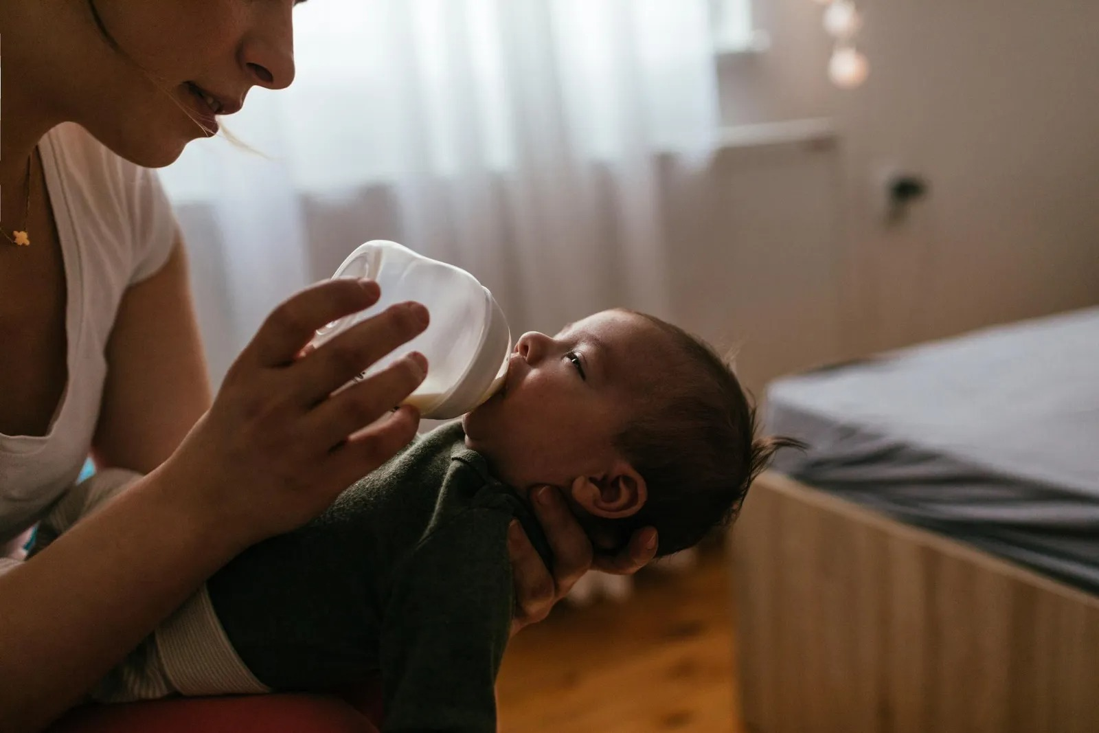 bottle feed your baby, bottle feeding advice, bottle feeding position