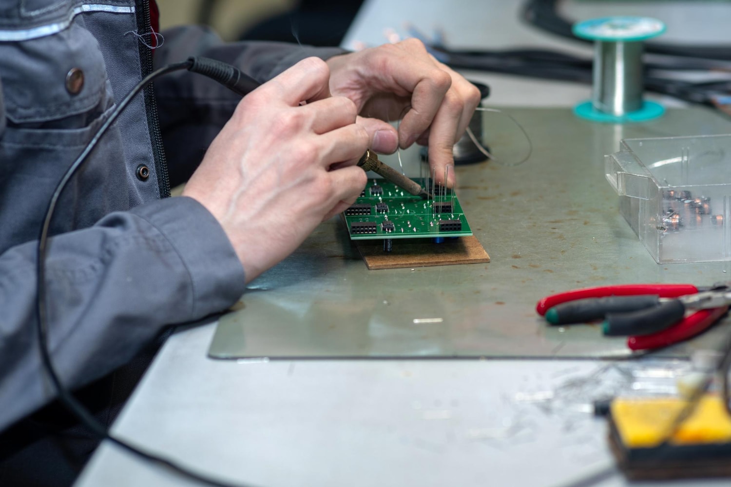 5 Jenis Pasta Solder yang Biasa Digunakan (https://www.freepik.com/premium-photo/workers-hand-soldering-electronic-circuit-boards-closeup_287507633.htm#fromView=search&page=1&position=43&uuid=ae33687d-aedb-47f8-b98b-cd41a9597b3e)