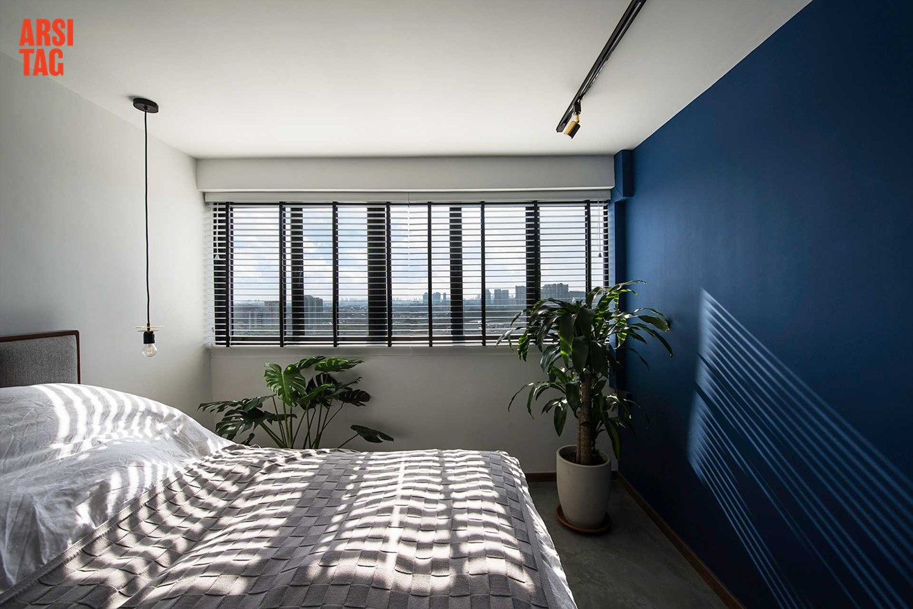 Warna navy untuk dinding aksen kamar tidur, karya HelloEmbryo via Arsitag
