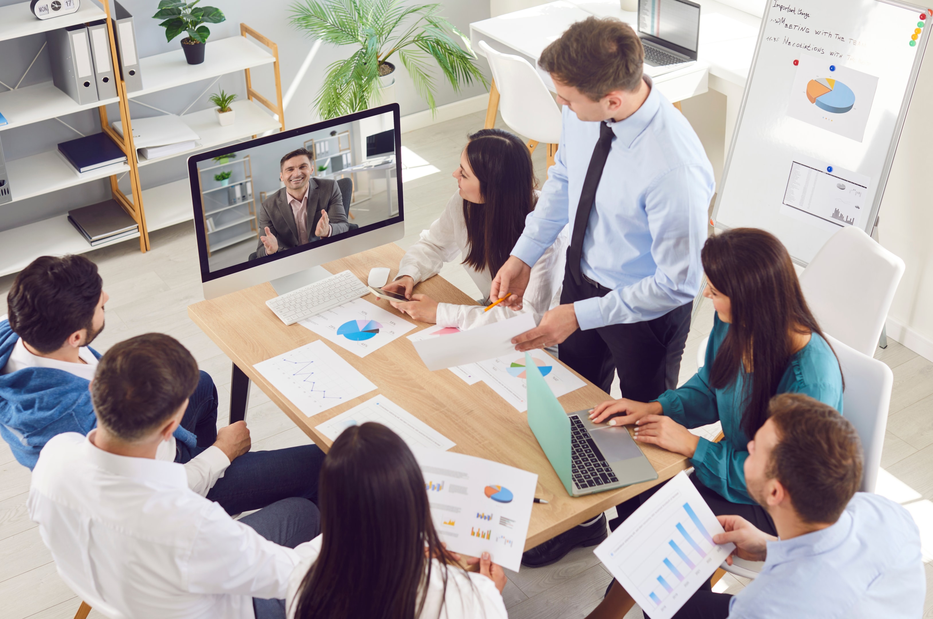 spotkanie zespołu marketingu w sprawie pomijania analizy danych w czasie rzeczywistym