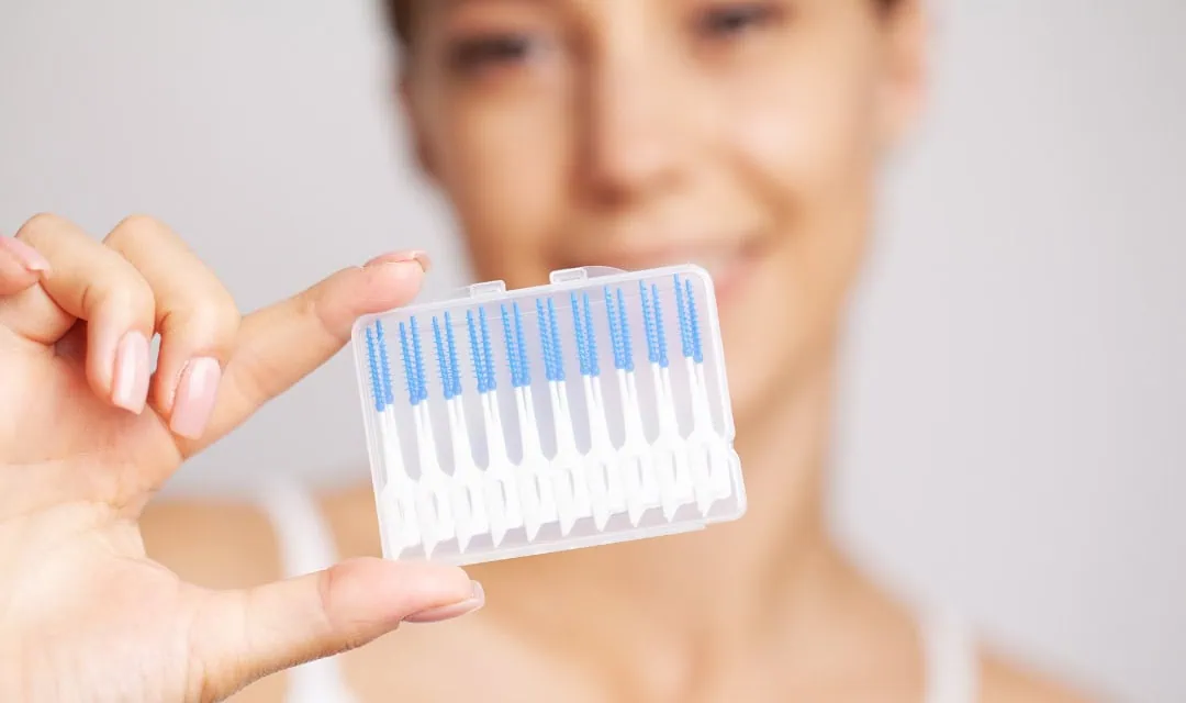 Interdentalreinigung mit Interdentalbürste