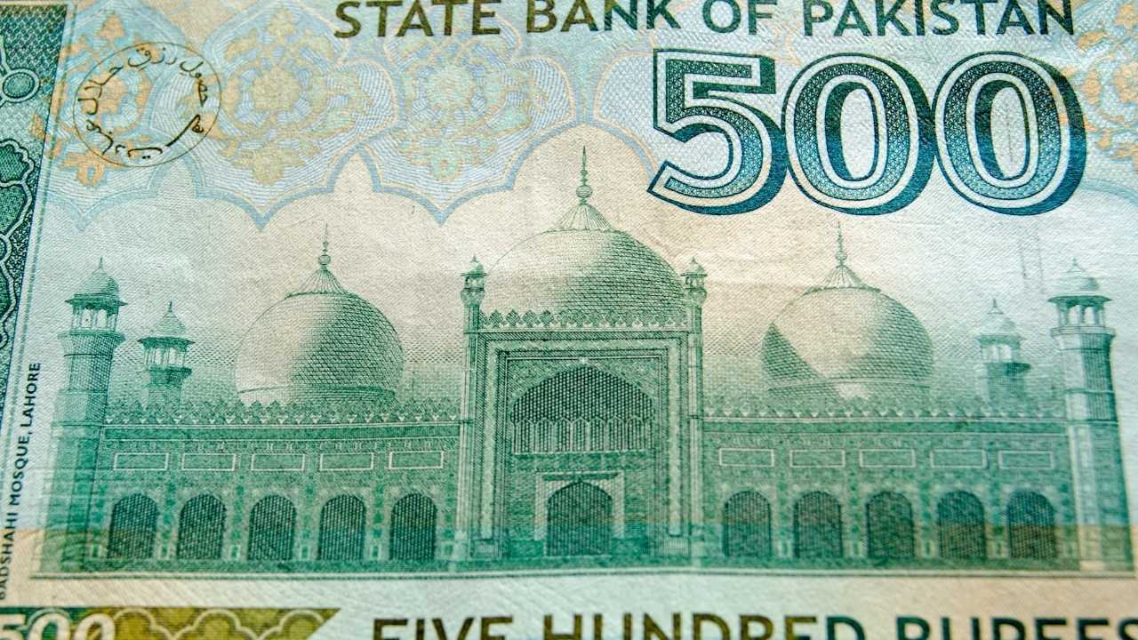 badshahi mosque, pakistan, money 