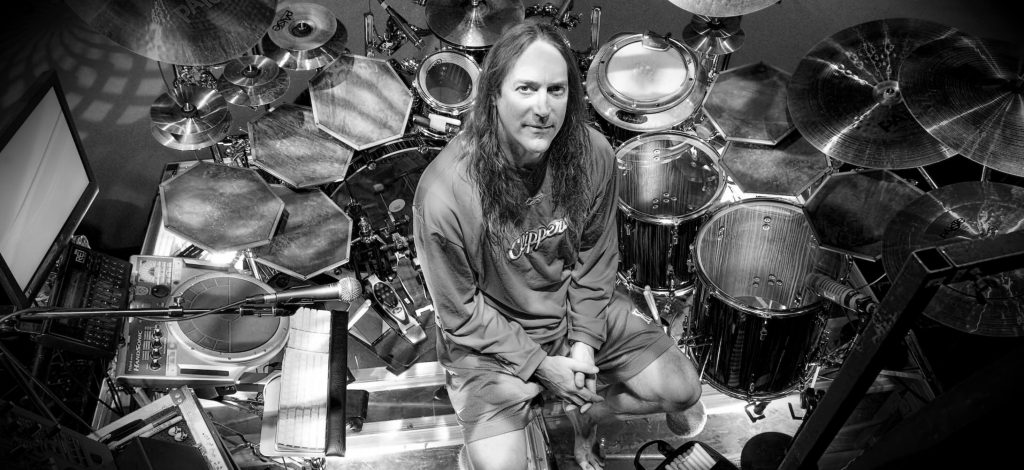 f327849b acb5 47cf 835f eb4d950f091a | Zero to Drum Danny Carey Delante De Su Drum Set