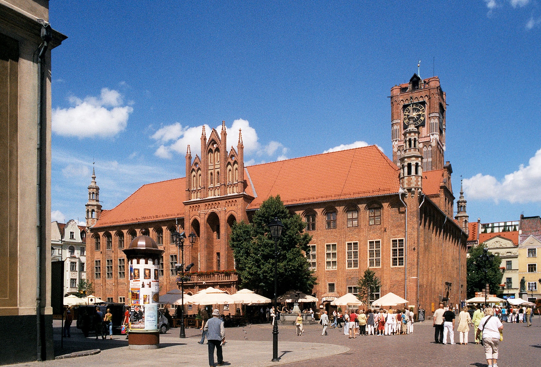 Ratusz i Rynek Staromiejski w Toruniu. Źródło: https://commons.wikimedia.org/wiki/File:Torun_ratusz_corr.jpg