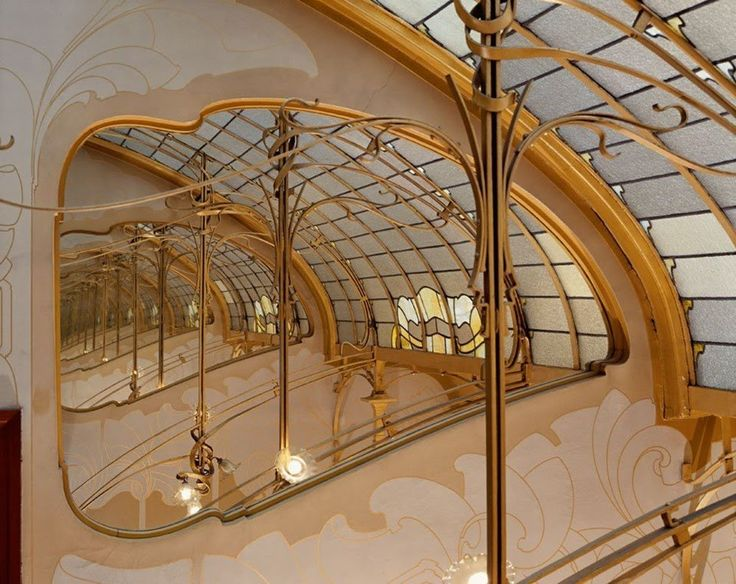 Stained-glass skylight and mirror at the top of the Maison & Atelier Horta. 