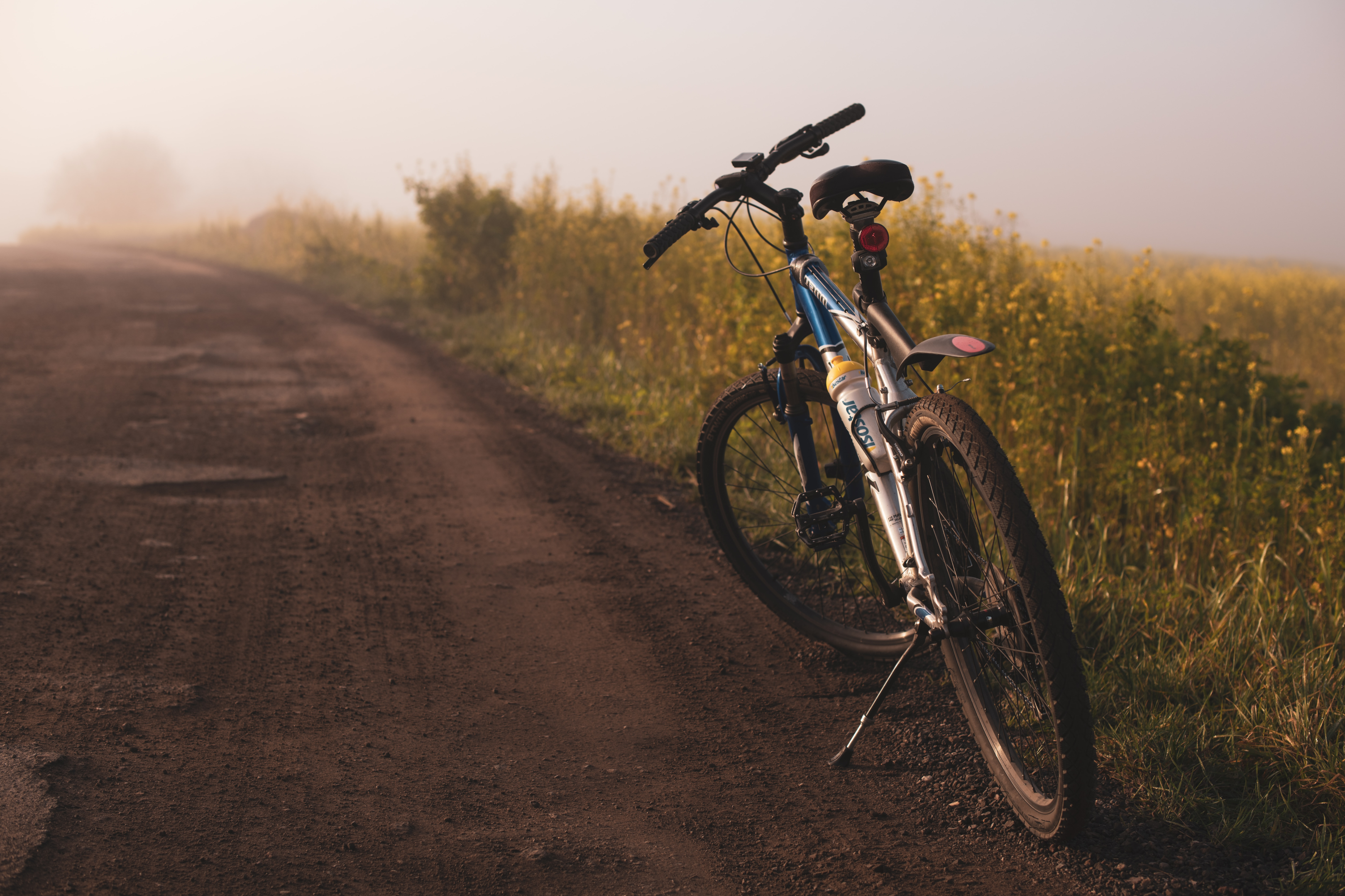 Uma bicicleta parada numa estrada de terra