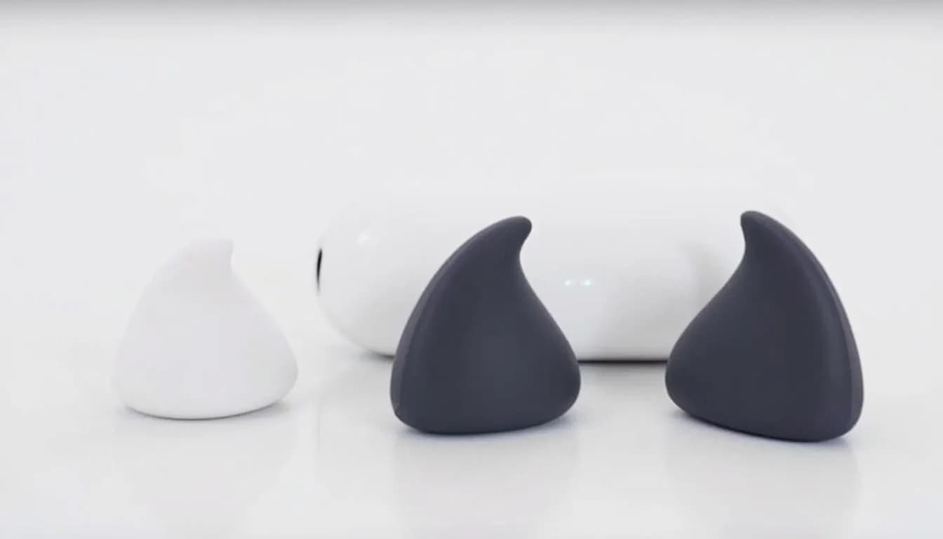 Nahaufnahme von AirPods Pro, die zusammen mit verschiedenen Ohrpolster-Größen präsentiert werden, um die Anpassungsfähigkeit und den Komfort der Kopfhörer zu verdeutlichen. Diese In-Ear-Kopfhörer bieten personalisiertes 3D Audio und Geräuschunterdrückung für ein optimales Hörerlebnis.